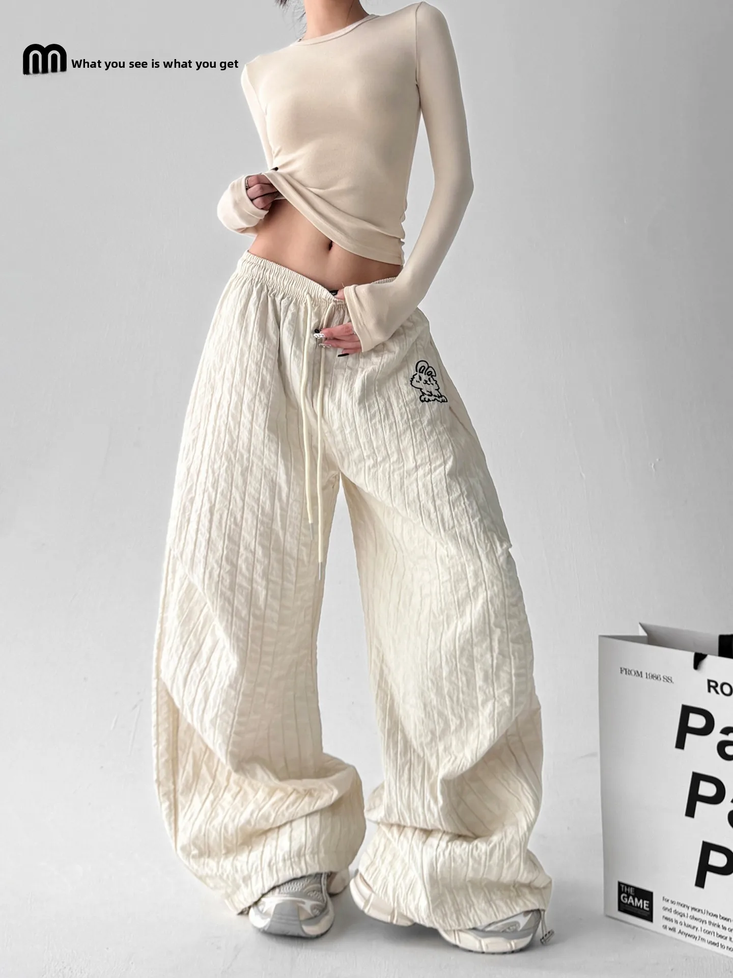 Ретро-брюки в американском стиле с высокой талией, прямые, повседневные, широкие, свободные, стройнящие, женские, осенние, новые, модные
Ретро-брюки в американском стиле с высокой талией, прямые, повседневные, широкие, свободные, стройнящие, женские, осенние, новые, модные