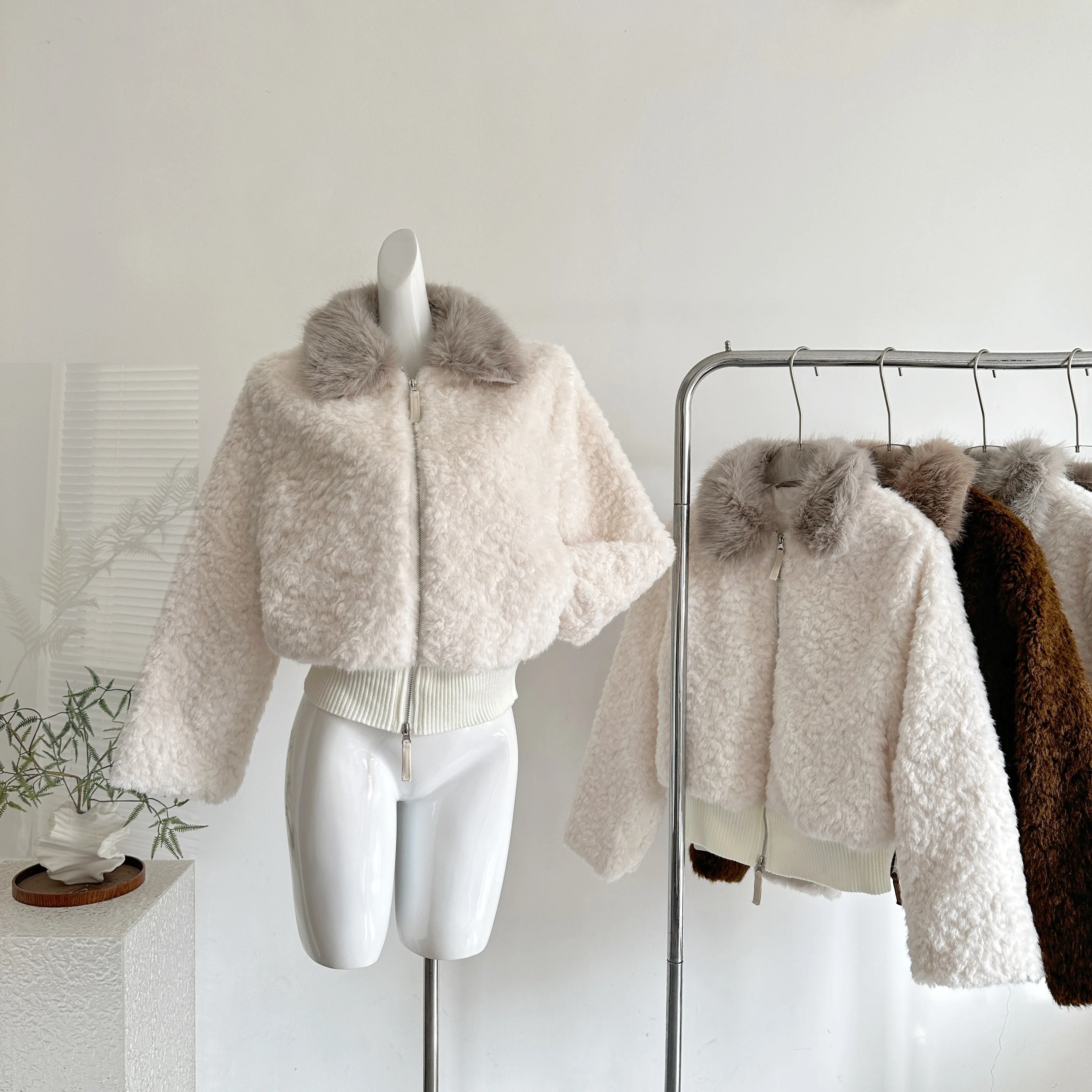 Женская осенне-зимняя пушистая свободная куртка из искусственного меха с длинными рукавами, женская верхняя одежда контрастного цвета с отложным воротником из искусственной овечьей шерсти
Женская осенне-зимняя пушистая свободная куртка из искусственного меха с длинными рукавами, женская верхняя одежда контрастного цвета с отложным воротником из искусственной овечьей шерсти