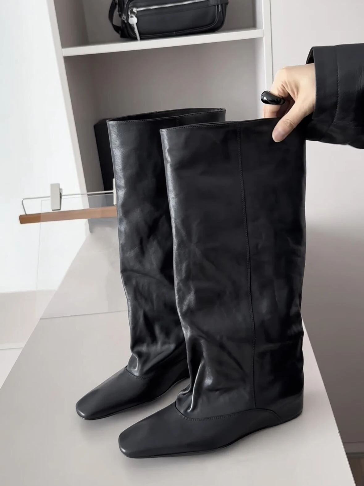 Leather Version Wide Tube High Boot Women's Versatile Slimming Knight Boot Square Head Fashion Boot Increased Height Rubber Sole
Leather Version Wide Tube High Boot Women's Versatile Slimming Knight Boot Square Head Fashion Boot Increased Height Rubber Sole