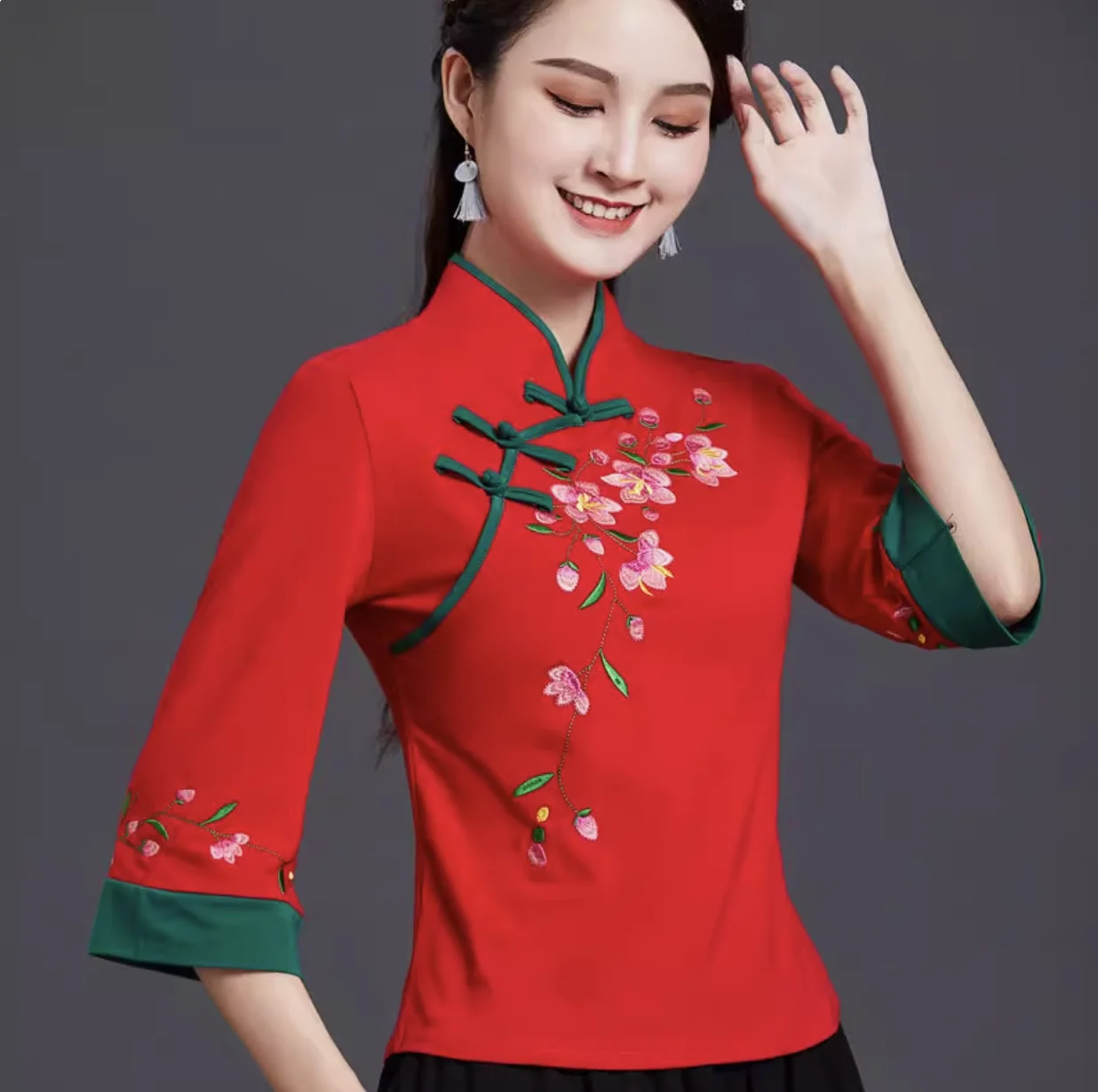 Traditional Chinese Clothing Ethnic Style Embroidered Shirt
Traditional Chinese Clothing Ethnic Style Embroidered Shirt