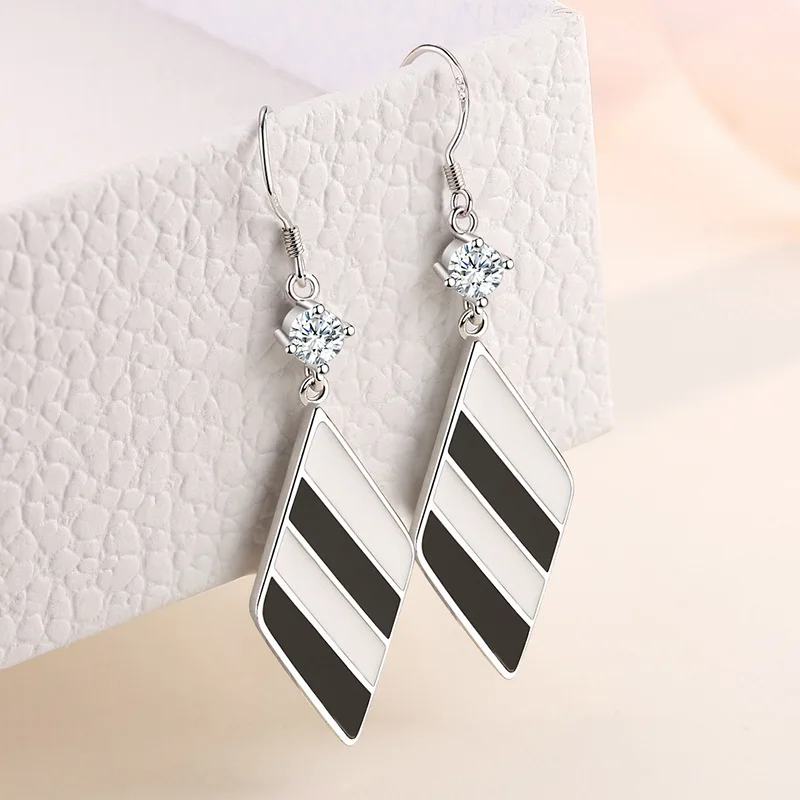 Черно-белые серьги-подвески с ромбовидным узором и камнями CZ, модные свадебные украшения для женщин.
Черно-белые серьги-подвески с ромбовидным узором и камнями CZ, модные свадебные украшения для женщин.