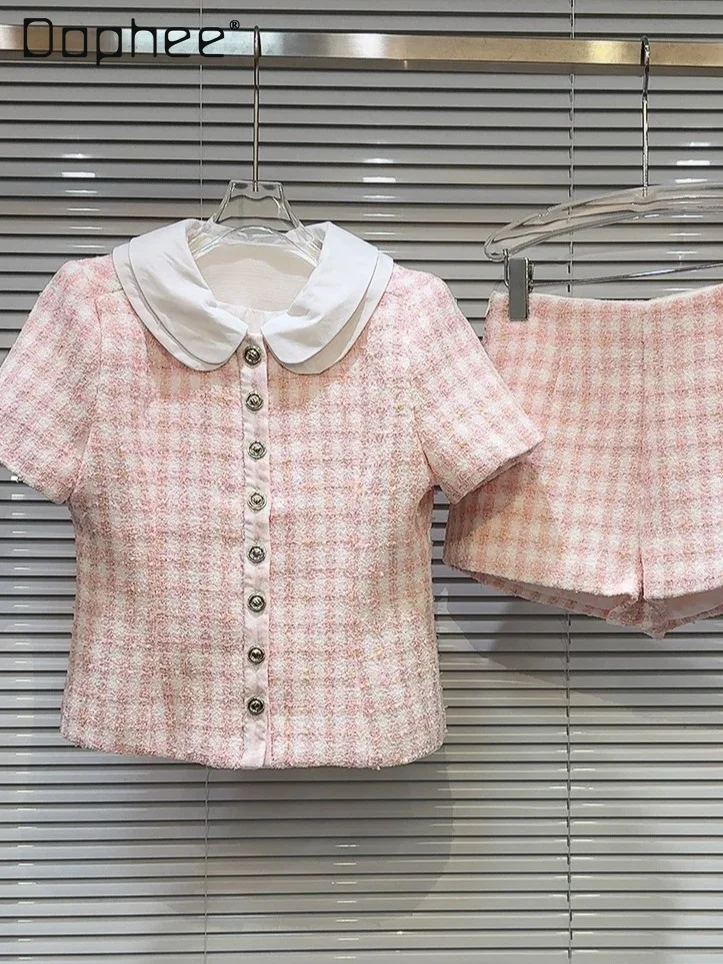 Summer New High End Socialite Style Tweed Outfits Cute Doll Collar Tweed Short-sleeved Top + Shorts Plaid Two Piece Sets Women
Summer New High End Socialite Style Tweed Outfits Cute Doll Collar Tweed Short-sleeved Top + Shorts Plaid Two Piece Sets Women