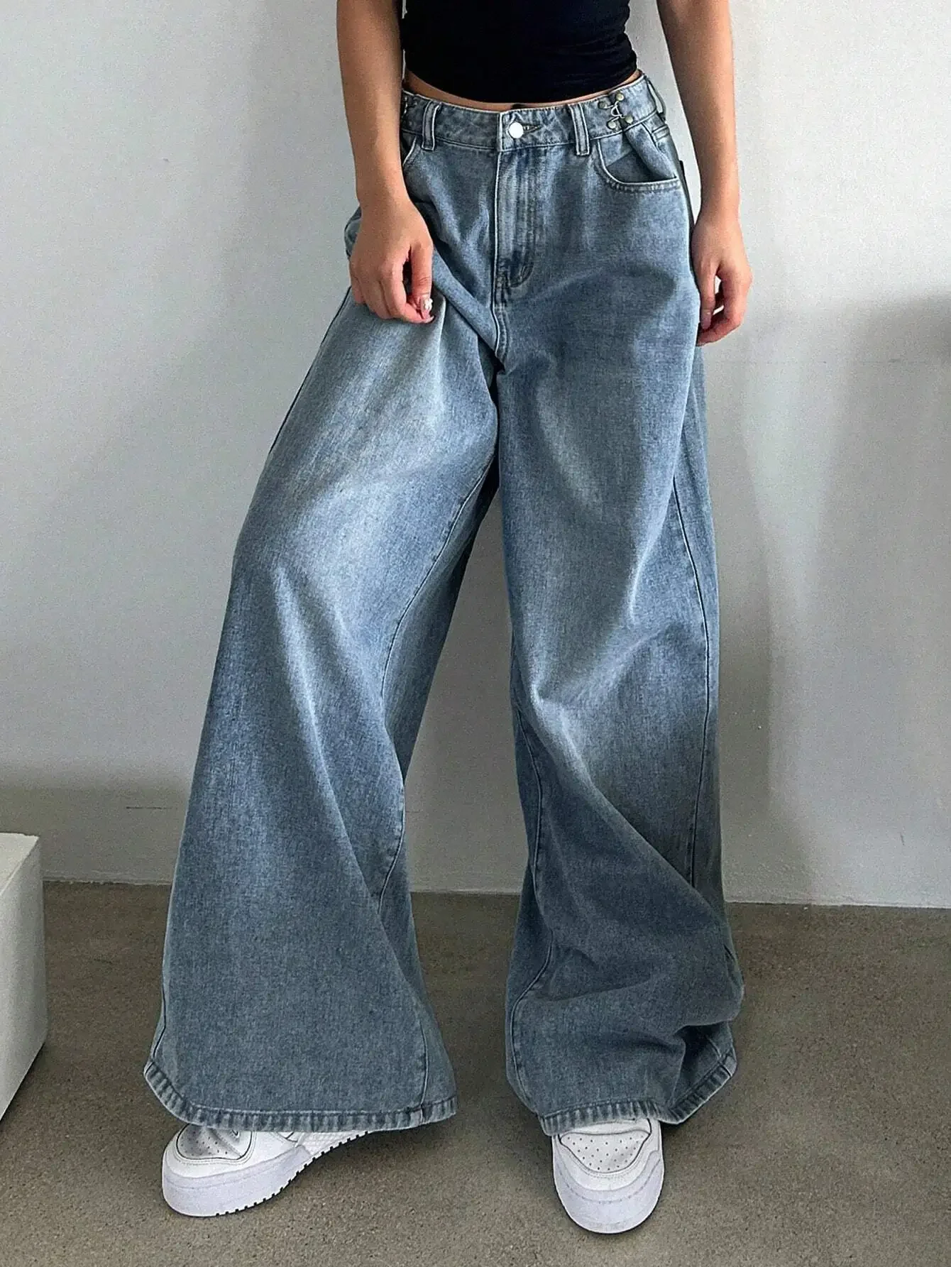 Wide Leg Baggy Jeans with Slant Pockets, High Waist, Light Wash Denim
Wide Leg Baggy Jeans with Slant Pockets, High Waist, Light Wash Denim