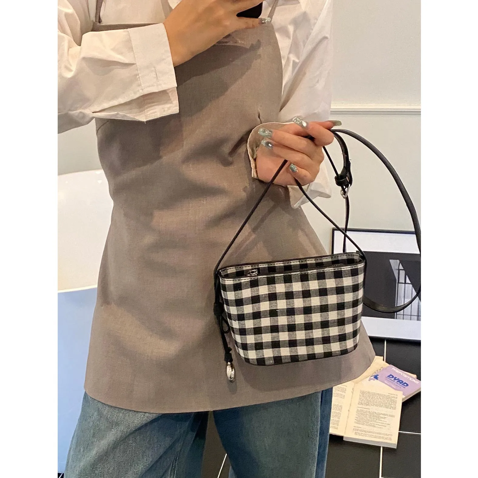 2025 spring/summer new niche makeup bag, fashionable and versatile artistic crossbody bag, retro plaid Korean crossbody bag
2025 spring/summer new niche makeup bag, fashionable and versatile artistic crossbody bag, retro plaid Korean crossbody bag