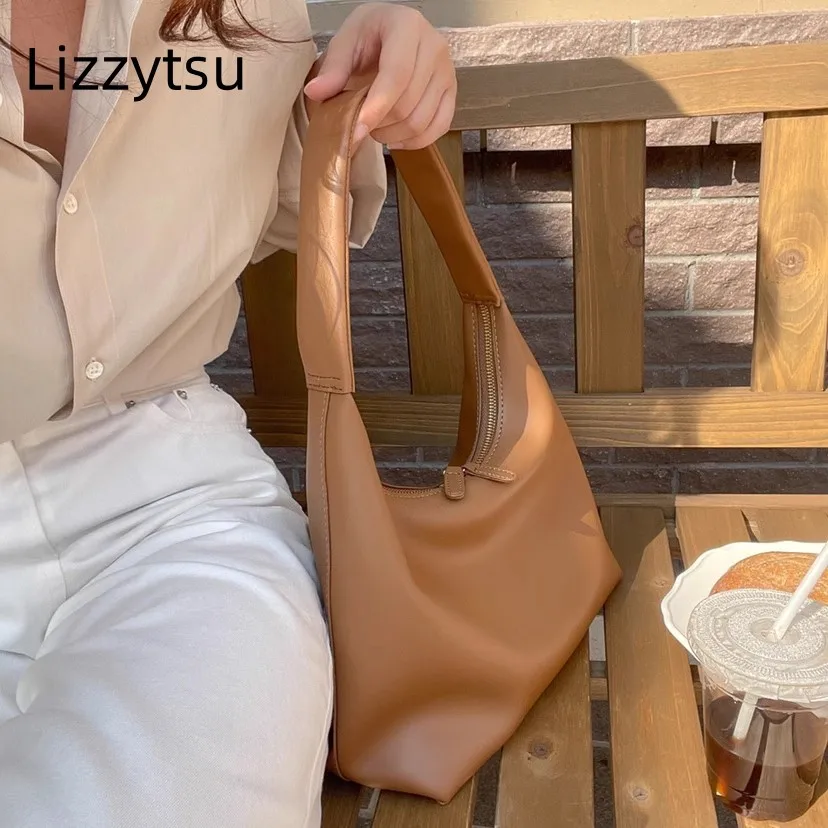 Lizzytsu Luxury Brand PU Solid Hobos Shoulder Bags Women Fashion Half Moon Handbags Retro Casual Korea Designer Tote Bag
Lizzytsu Luxury Brand PU Solid Hobos Shoulder Bags Women Fashion Half Moon Handbags Retro Casual Korea Designer Tote Bag