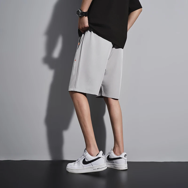 2026 Новые мужские летние шорты, быстросохнущие брюки «пять четвертей» из ледяного шелка, американские легкие и свободные спортивные трендовые повседневные шорты
2026 Новые мужские летние шорты, быстросохнущие брюки «пять четвертей» из ледяного шелка, американские легкие и свободные спортивные трендовые повседневные шорты