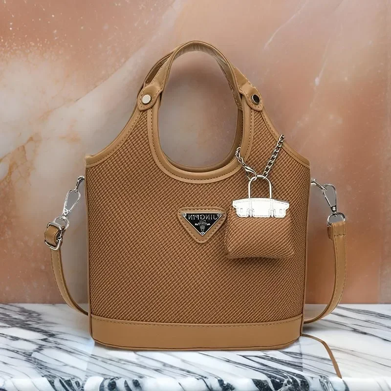 Шикарный винтажный клатч с ремешком-цепочкой — минималистичная сумка через плечо с надписью парижского дизайнера 
Шикарный винтажный клатч с ремешком-цепочкой — минималистичная сумка через плечо с надписью парижского дизайнера