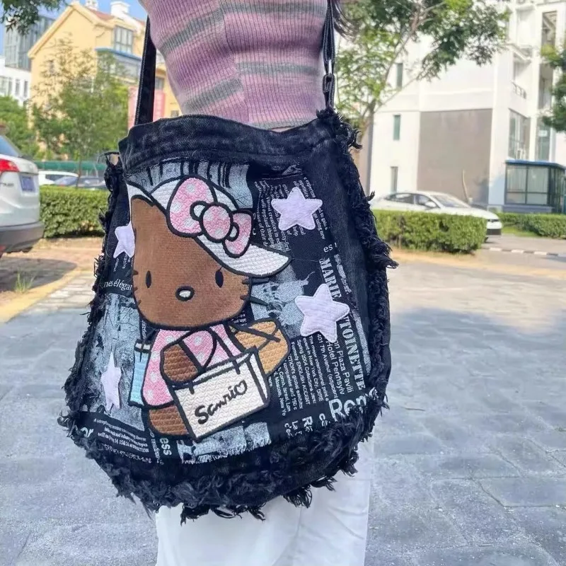 Новая черная джинсовая сумка Hello Kitty Sanrio с героями мультфильмов, кавайные сумки для покупок Kt Cat, периферийные сумки, милый рюкзак, наклонная сумка на плечо
Новая черная джинсовая сумка Hello Kitty Sanrio с героями мультфильмов, кавайные сумки для покупок Kt Cat, периферийные сумки, милый рюкзак, наклонная сумка на плечо