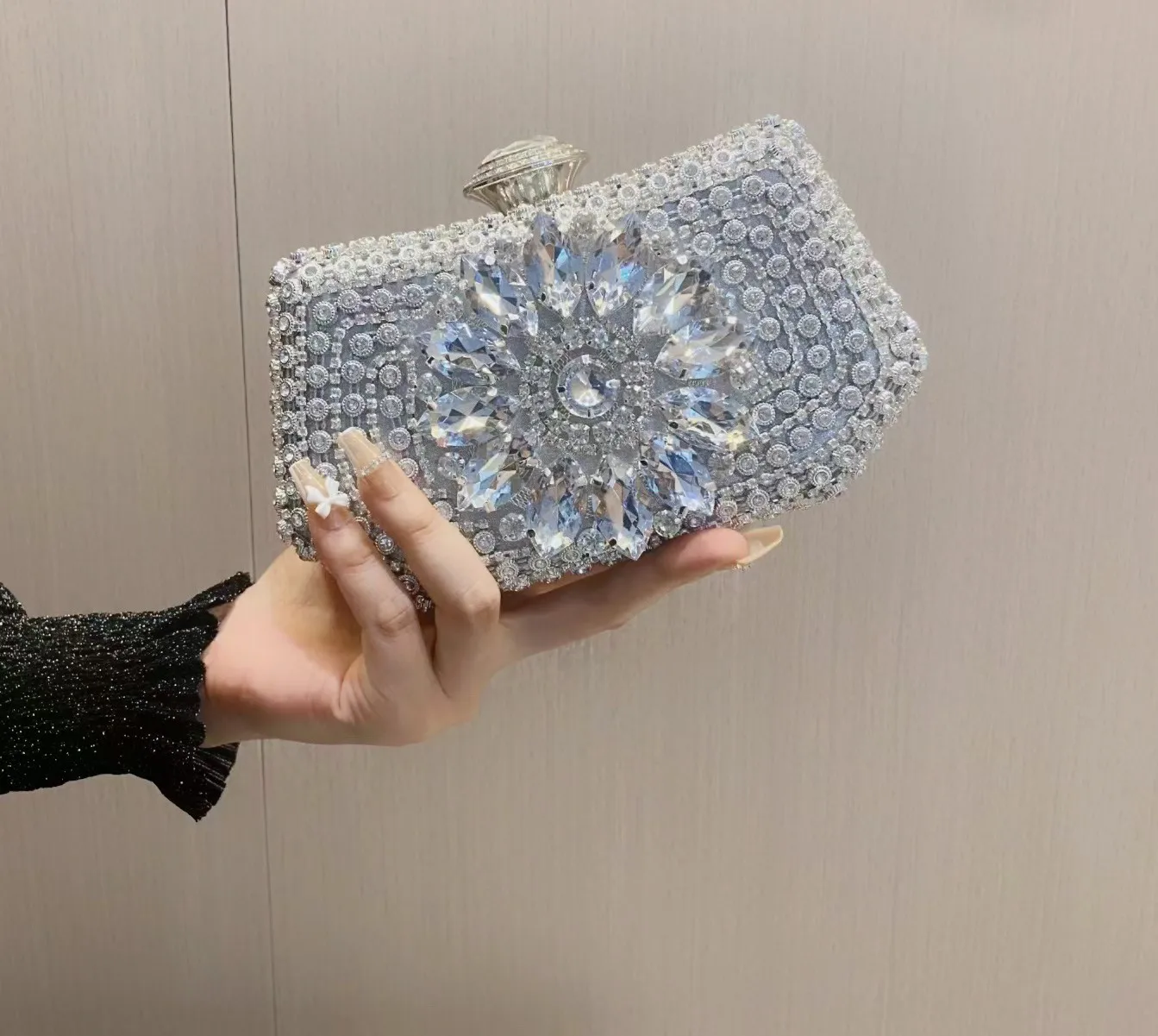 Women Fashion Crystal Evening Handle Dress Bag Rhinestone Clutch Purse Luxury Designer Handbags for Female Party Crossbody Bag
Women Fashion Crystal Evening Handle Dress Bag Rhinestone Clutch Purse Luxury Designer Handbags for Female Party Crossbody Bag