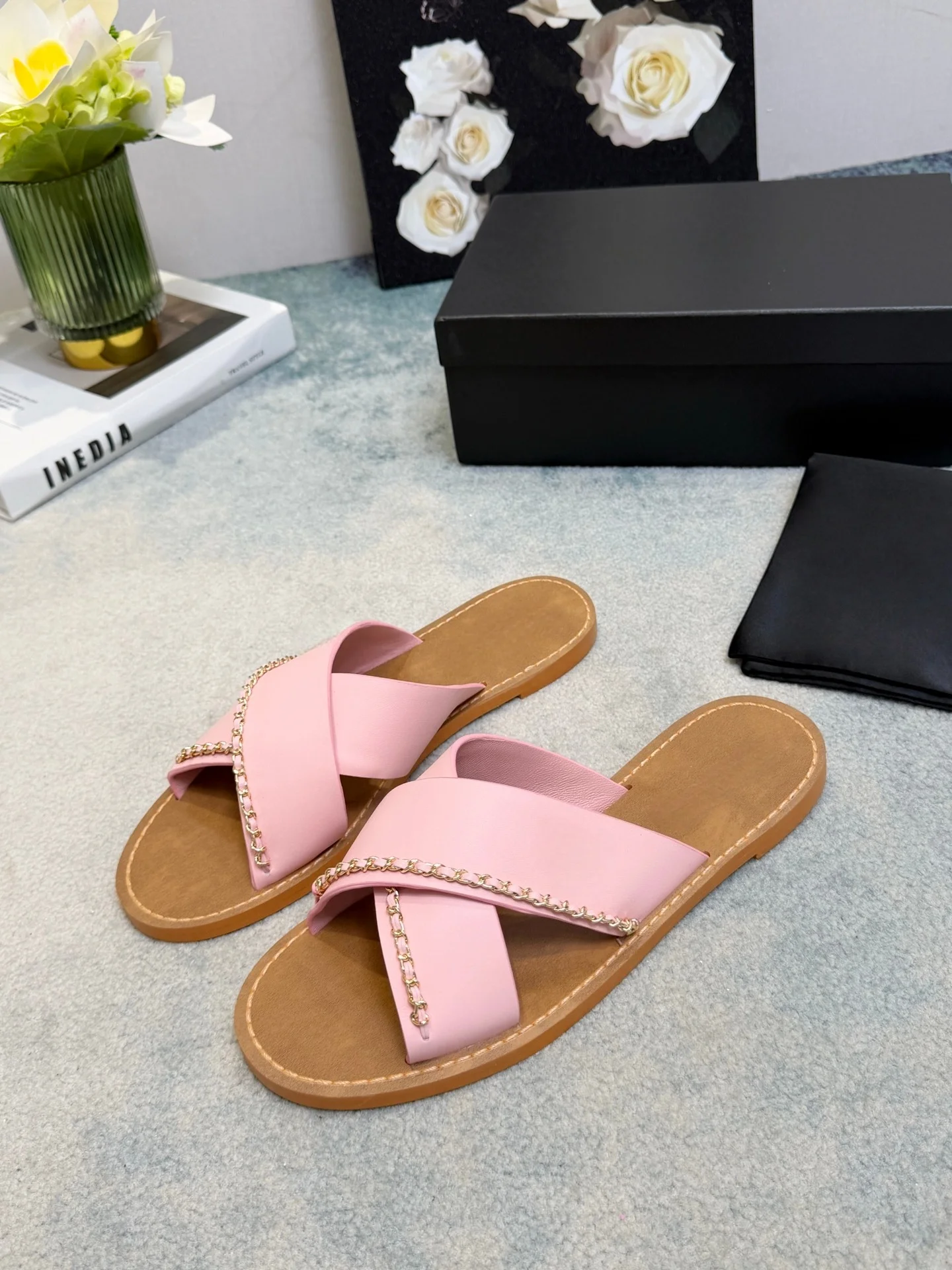Luxury Brand Casual Slides Flat Sandals Fashion Slides Beach Footwear Cowhide Upper Premium Outdoor Sandals Women's Slides
Luxury Brand Casual Slides Flat Sandals Fashion Slides Beach Footwear Cowhide Upper Premium Outdoor Sandals Women's Slides
