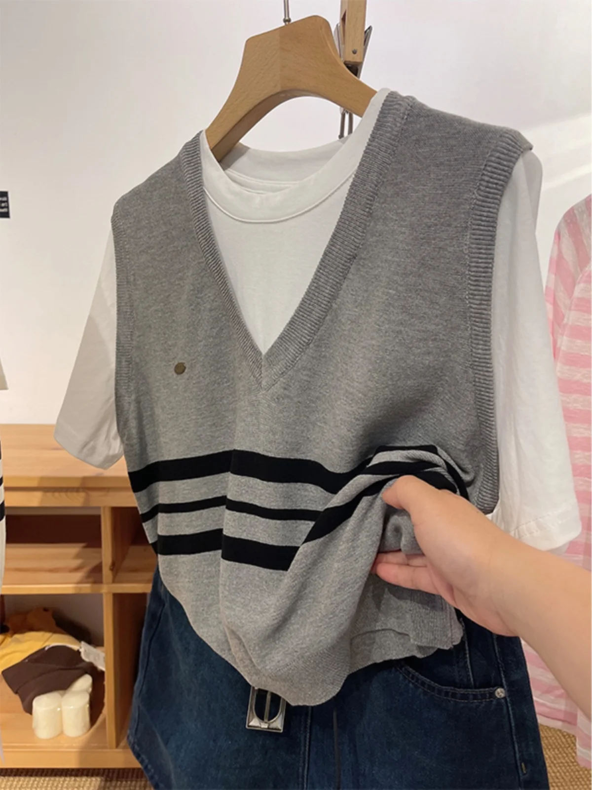 Loose Ice Silk Knitted Short Sleeve T-Shirt Women's College Style Patchwork Fake Two-Piece Design Sensation Color Block Strip...
Loose Ice Silk Knitted Short Sleeve T-Shirt Women's College Style Patchwork Fake Two-Piece Design Sensation Color Block Strip...