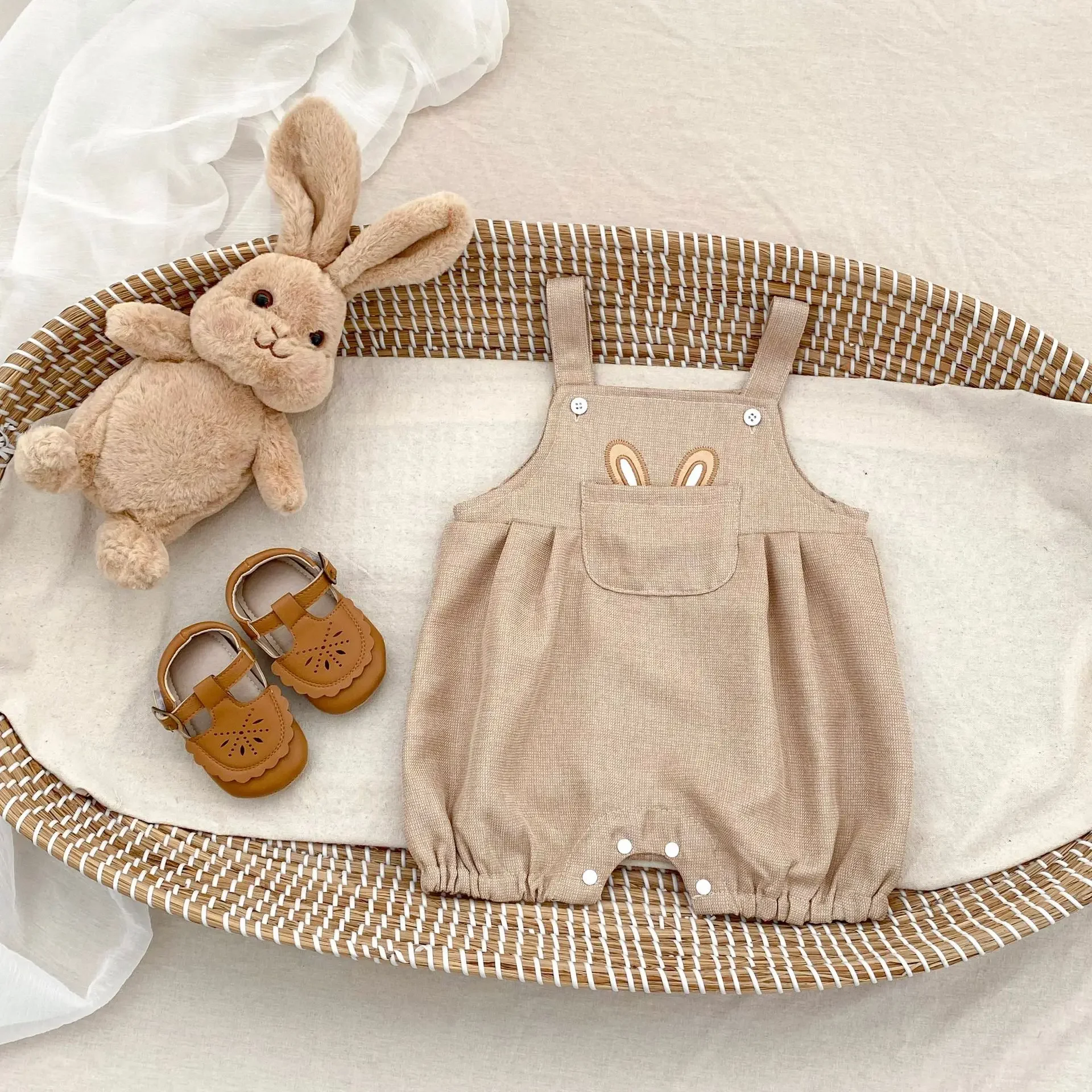 Baby Summer Clothes for Men and Women Baby Cute Rabbit Ears Embroidered Straps Short Crawling Junior Baby Jumpsuit
Baby Summer Clothes for Men and Women Baby Cute Rabbit Ears Embroidered Straps Short Crawling Junior Baby Jumpsuit