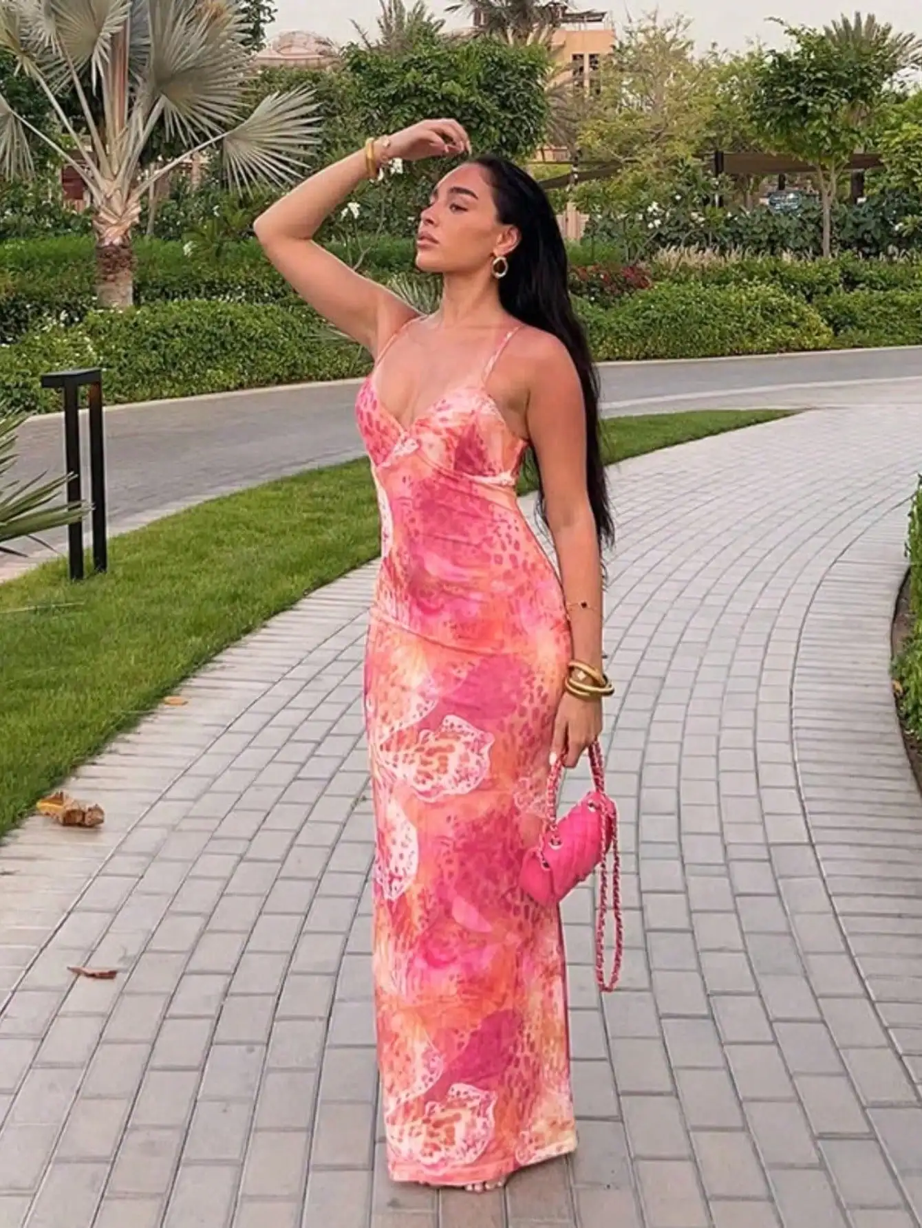 Новое мини-платье на тонких бретельках с сексуальным принтом и глубоким вырезом и облегающим поясом
Новое мини-платье на тонких бретельках с сексуальным принтом и глубоким вырезом и облегающим поясом