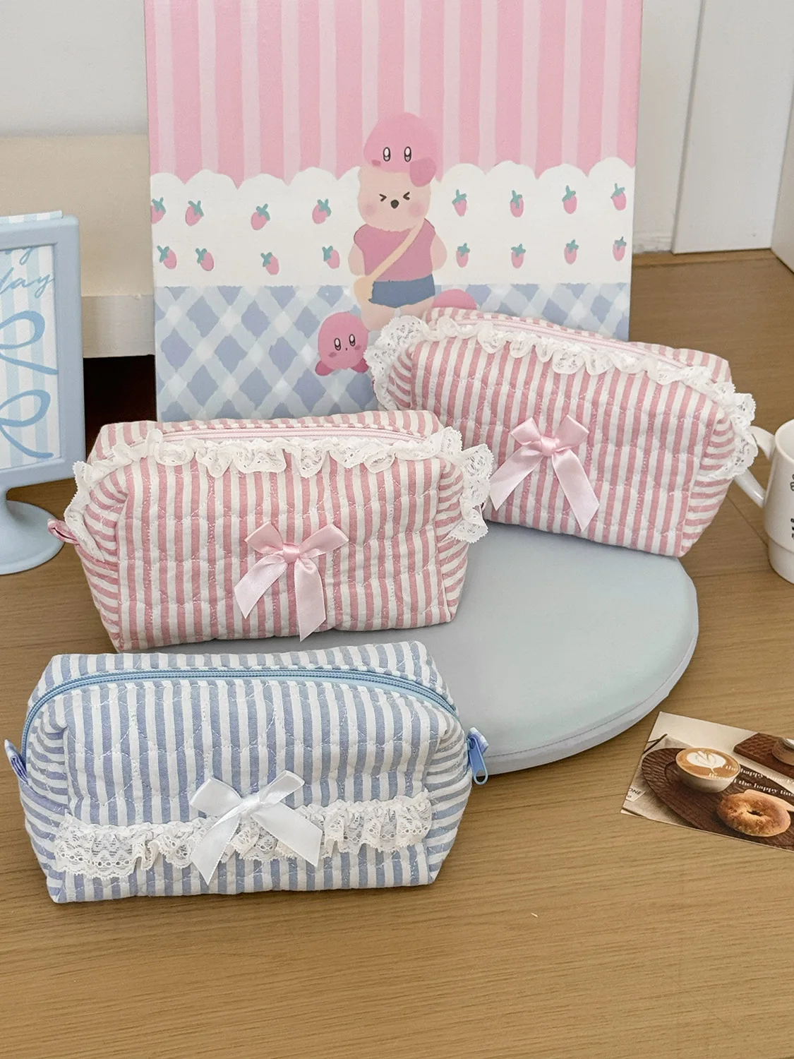 Pink and blue striped, high-appearance, sweet and fresh ins-style student girl clutch bag with sweet lace storage pouch
Pink and blue striped, high-appearance, sweet and fresh ins-style student girl clutch bag with sweet lace storage pouch