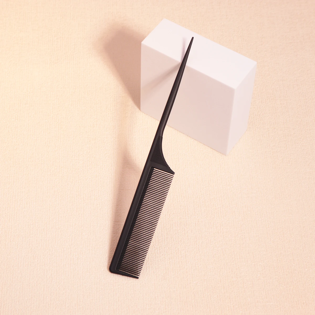 Полностью пластиковая толстая расческа для хвоста крысины, антистатическая расческа с мелкими зубьями, подходит для всех типов волос, специально для париков из натуральных волос
Полностью пластиковая толстая расческа для хвоста крысины, антистатическая расческа с мелкими зубьями, подходит для всех типов волос, специально для париков из натуральных волос