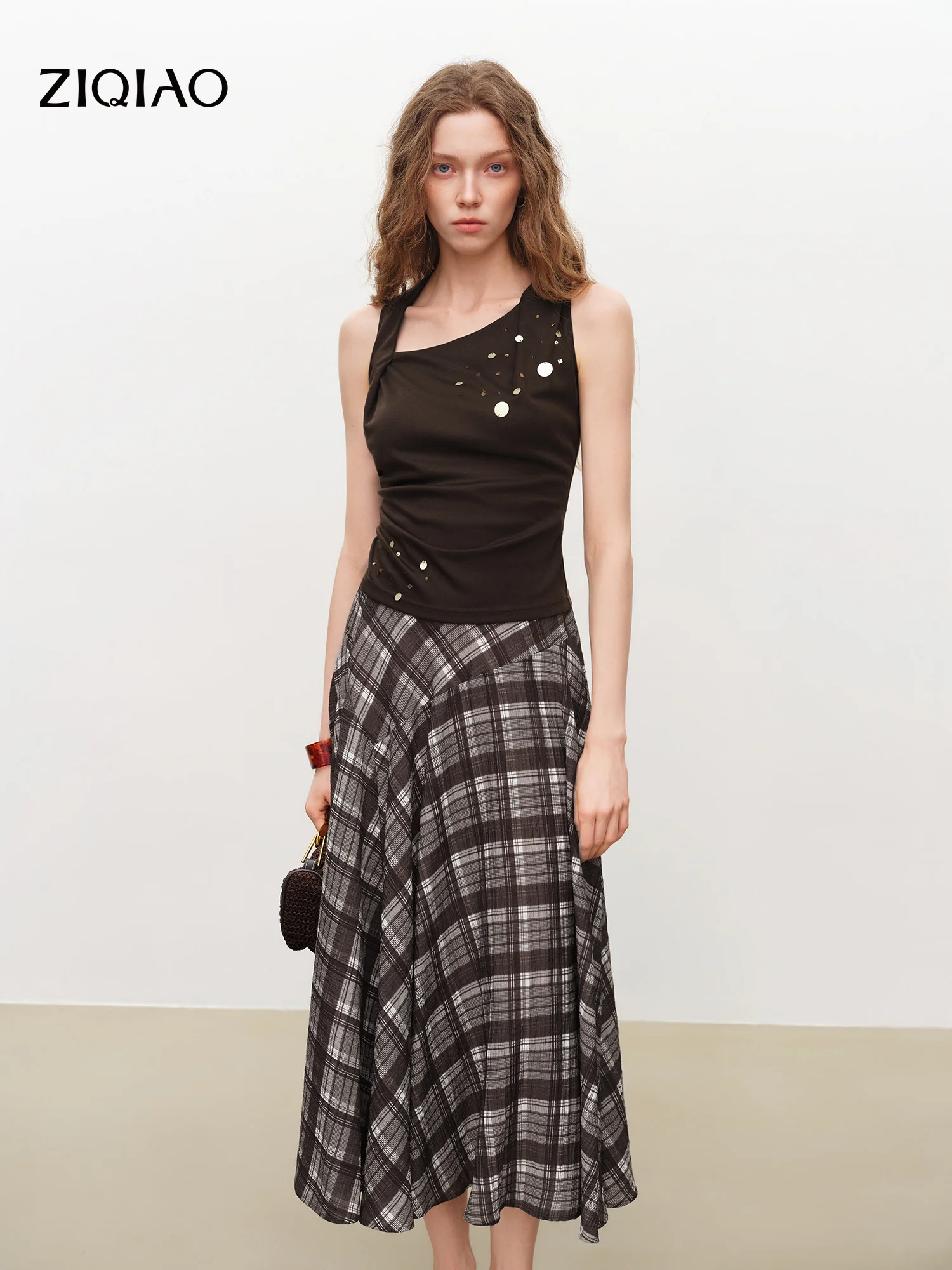 ZIQIAO 2026 Summer Women's Bohemian-Inspired Delicate Beaded Sleeveless Top Plaid Midi Skirt Coordinated Set for Music Festivals
ZIQIAO 2026 Summer Women's Bohemian-Inspired Delicate Beaded Sleeveless Top Plaid Midi Skirt Coordinated Set for Music Festivals