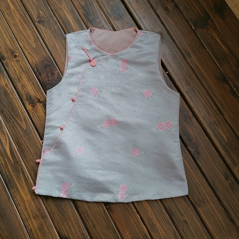 Новинка: Женский топ-жилет из шелкового атласа с вышивкой «Серебряная слива», оригинальный дизайн, круглый вырез, в китайском стиле, весна-осень
Новинка: Женский топ-жилет из шелкового атласа с вышивкой «Серебряная слива», оригинальный дизайн, круглый вырез, в китайском стиле, весна-осень