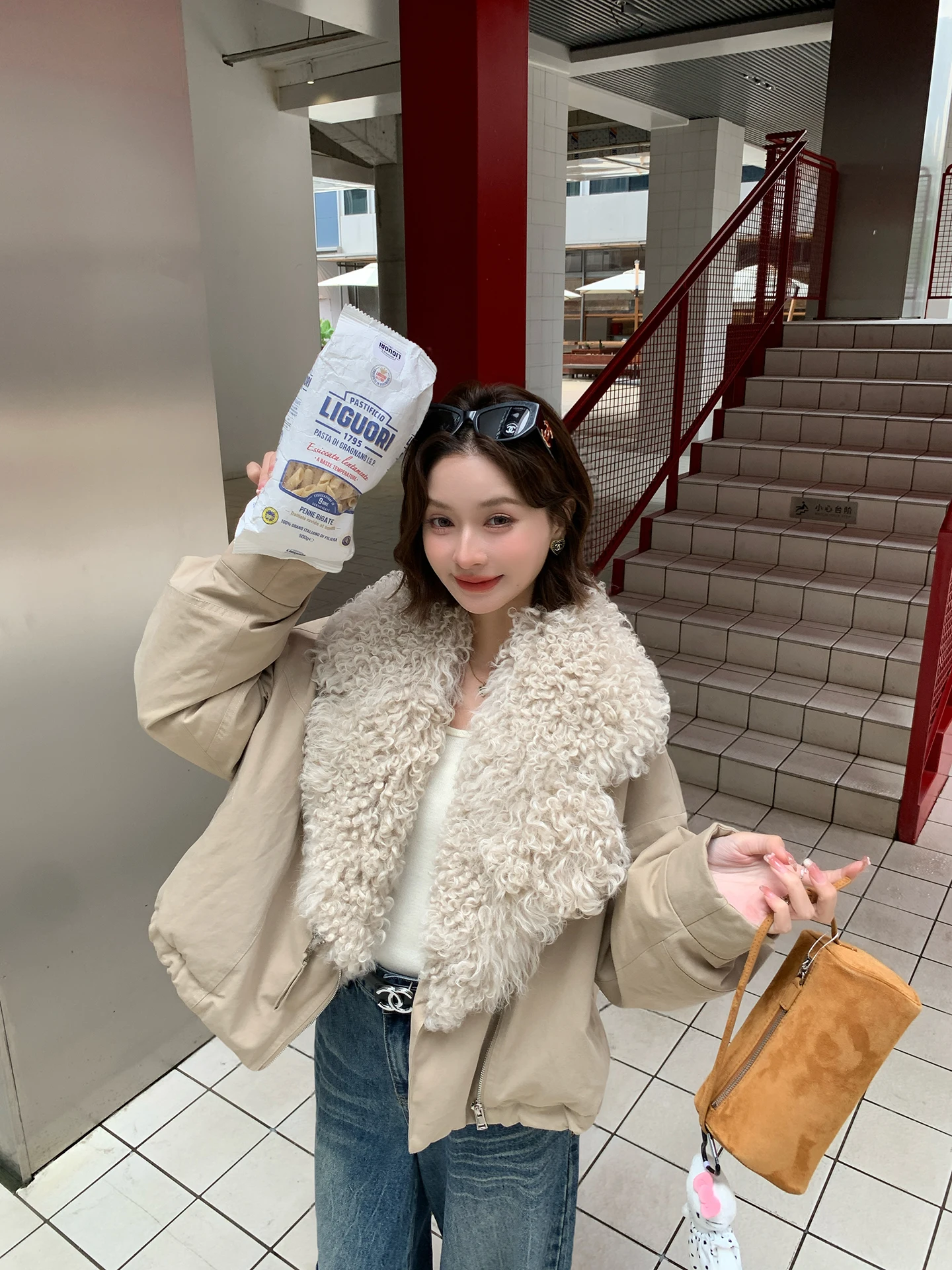 Новая женская парка из 90% белого гусиного пуха с меховым воротником и вставками из шерсти и кожи, модель Salt And Sweet Heart
Новая женская парка из 90% белого гусиного пуха с меховым воротником и вставками из шерсти и кожи, модель Salt And Sweet Heart