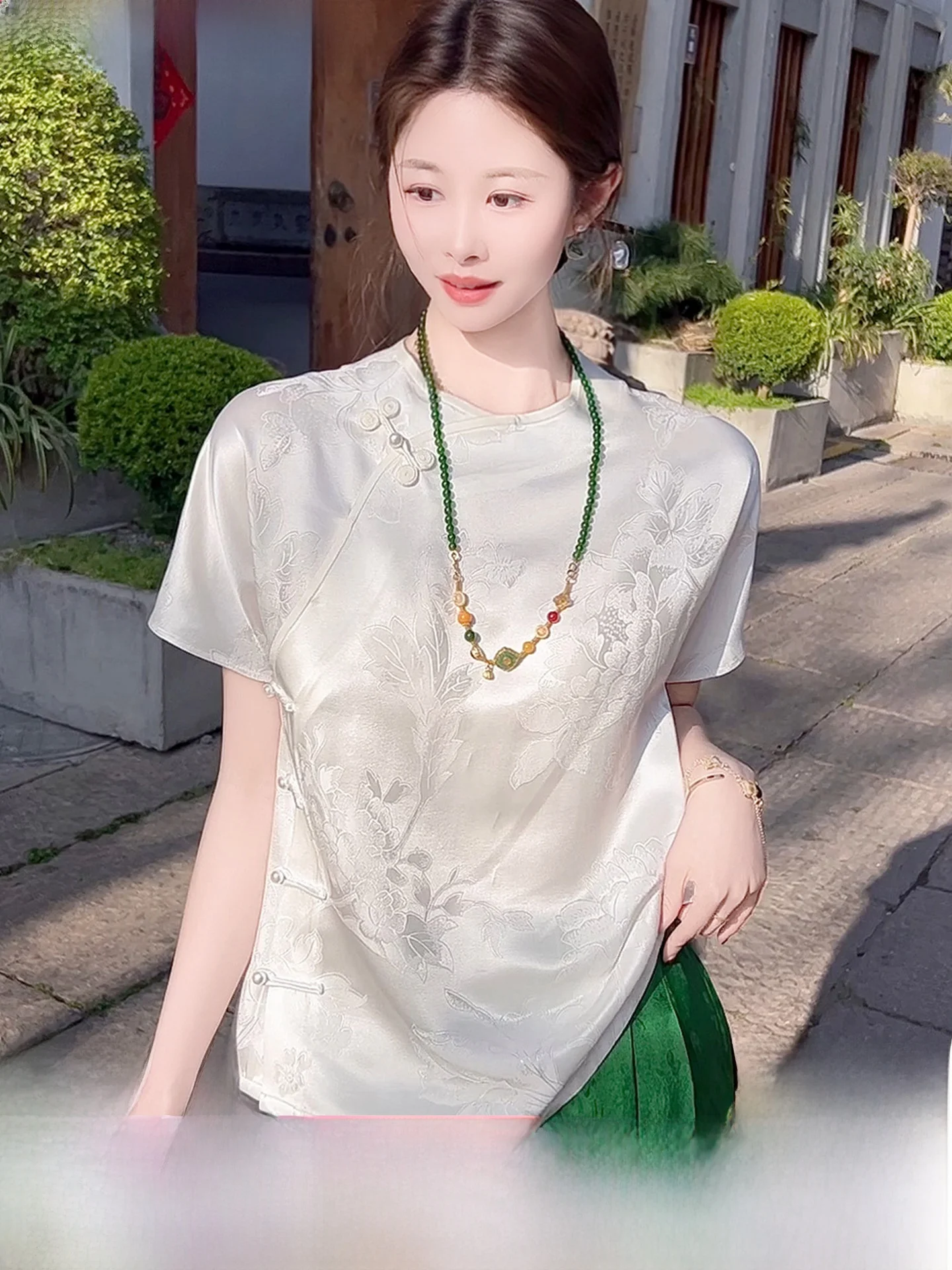 White Embroidered Silk T-Shirt Women's Summer Thin Short Sleeve Traditional Chinese Style round Neck Casual Fit Fashion Top
White Embroidered Silk T-Shirt Women's Summer Thin Short Sleeve Traditional Chinese Style round Neck Casual Fit Fashion Top