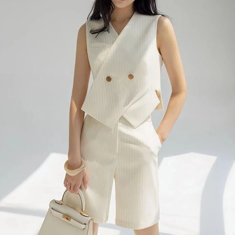 2025 Summer New Unique Striped Suit Vest Two-piece Set Summer High-end Elegant Sleeveless Top and Suit Shorts Set for Women
2025 Summer New Unique Striped Suit Vest Two-piece Set Summer High-end Elegant Sleeveless Top and Suit Shorts Set for Women
