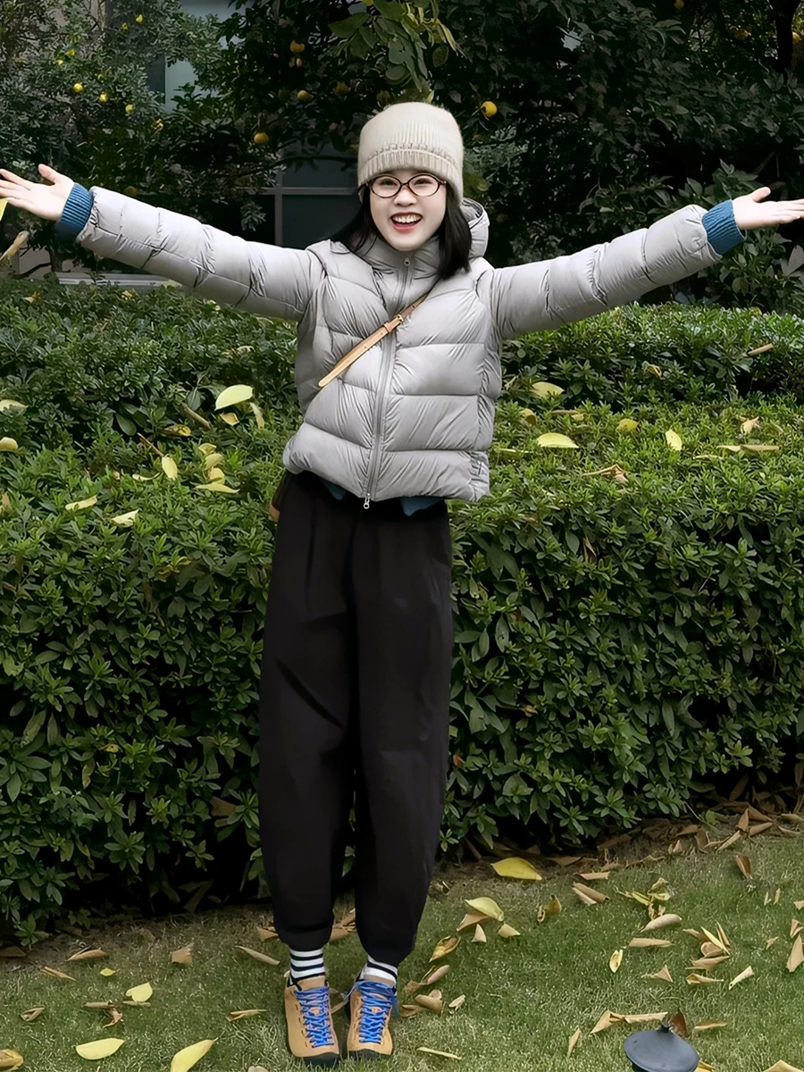 Теплый и легкий хлопковый тюнер для глаз для женщин, зима 2025 для поездок на работу, с капюшоном, на молнии, прямая длина ног, све
Теплый и легкий хлопковый тюнер для глаз для женщин, зима 2025 для поездок на работу, с капюшоном, на молнии, прямая длина ног, све