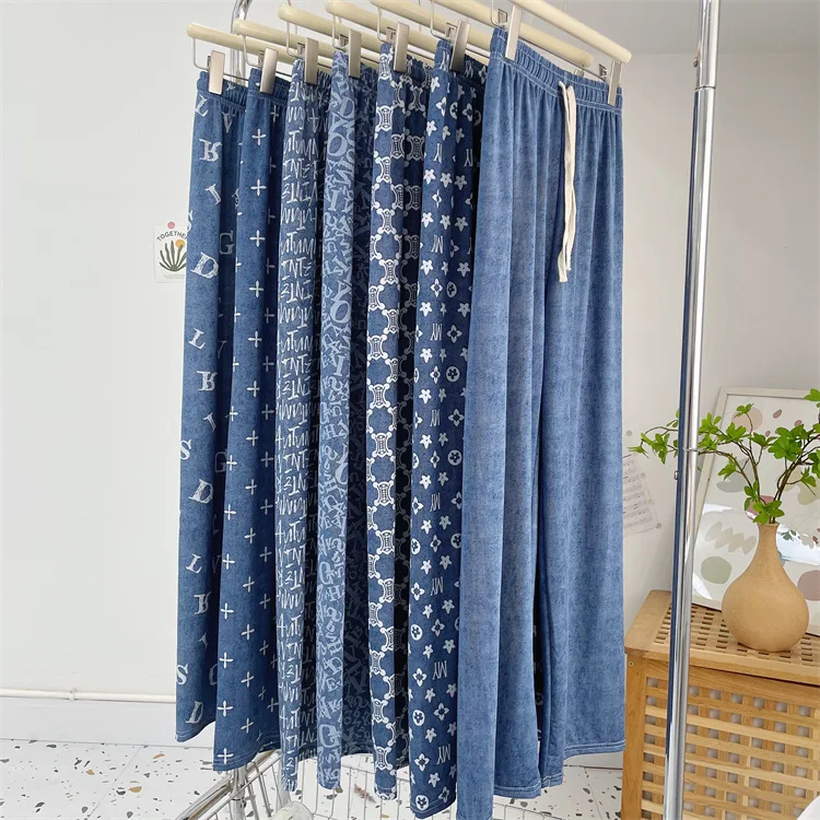 Wholesale New Summer Women's Casual Ice Silk Pants Oversized Printed Plus Size Mid Waist Street Style Elastic Logo Decoration
Wholesale New Summer Women's Casual Ice Silk Pants Oversized Printed Plus Size Mid Waist Street Style Elastic Logo Decoration