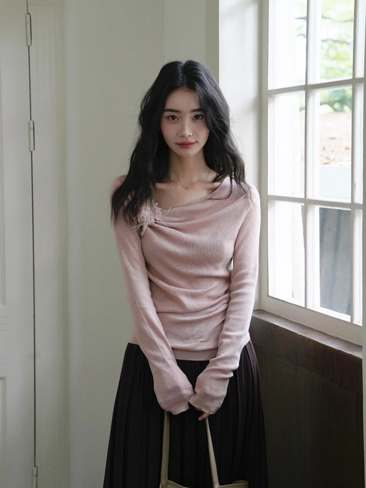 Женская шерстяная трикотажная кофта Ele: модный дизайн с открытой горловиной, базовый слой, французский стиль, приталенный крой, длинный рукав, однотонная.
Женская шерстяная трикотажная кофта Ele: модный дизайн с открытой горловиной, базовый слой, французский стиль, приталенный крой, длинный рукав, однотонная.