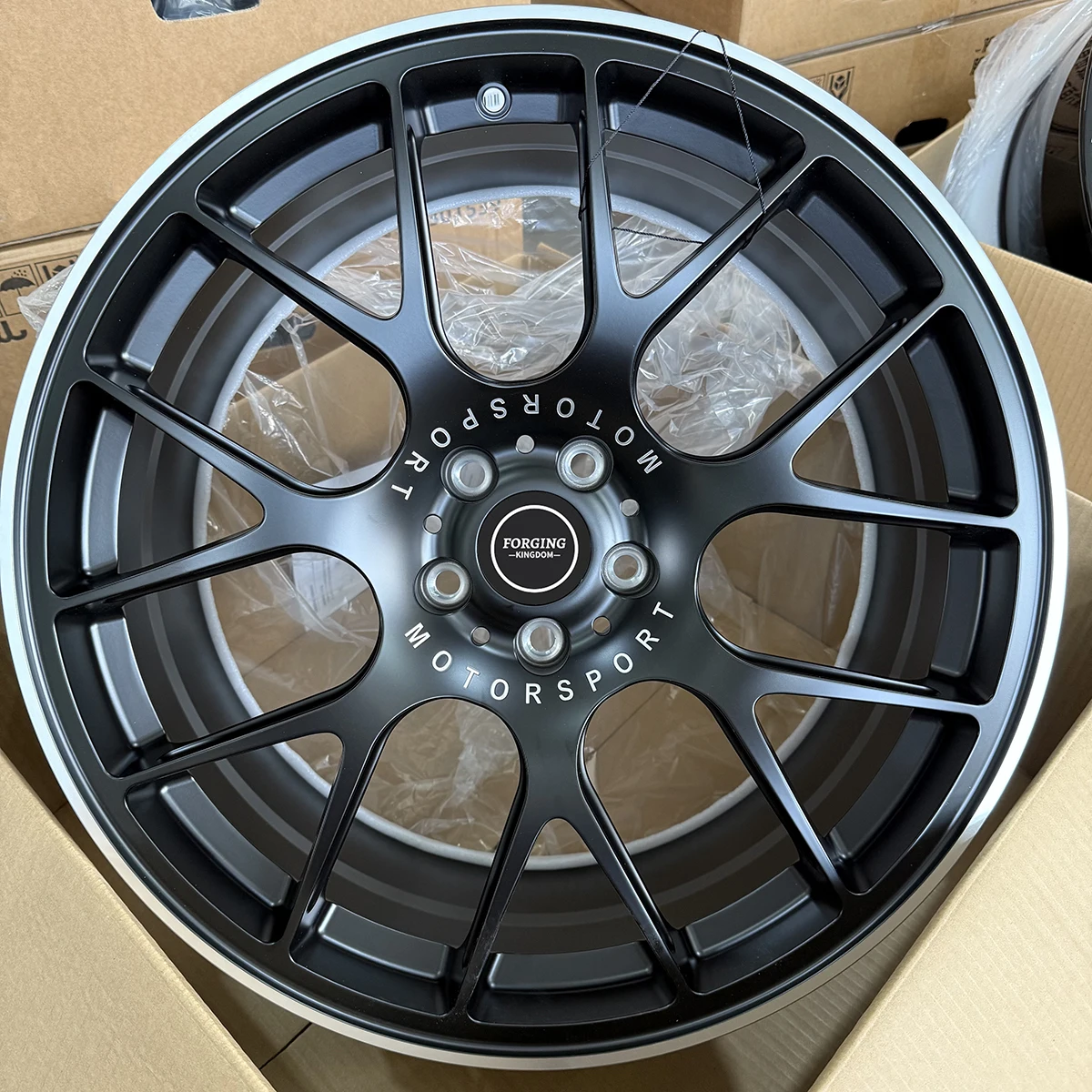 Custom One-Piece Forged Wheel Hub High Performance 19-24 Inch Matte Black Car Wheels New Made Aluminium Alloy 40mm 25mm Offset
Custom One-Piece Forged Wheel Hub High Performance 19-24 Inch Matte Black Car Wheels New Made Aluminium Alloy 40mm 25mm Offset