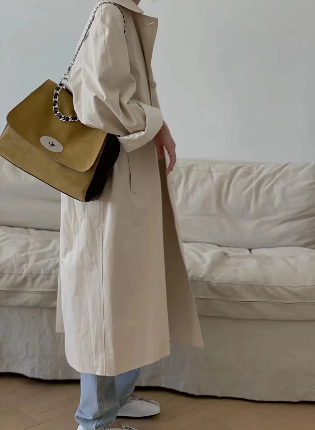 High Quality Fashion Suede Single Shoulder Bag with Large Capacity for Autumn and Winter Simple Commuter Handbag
High Quality Fashion Suede Single Shoulder Bag with Large Capacity for Autumn and Winter Simple Commuter Handbag