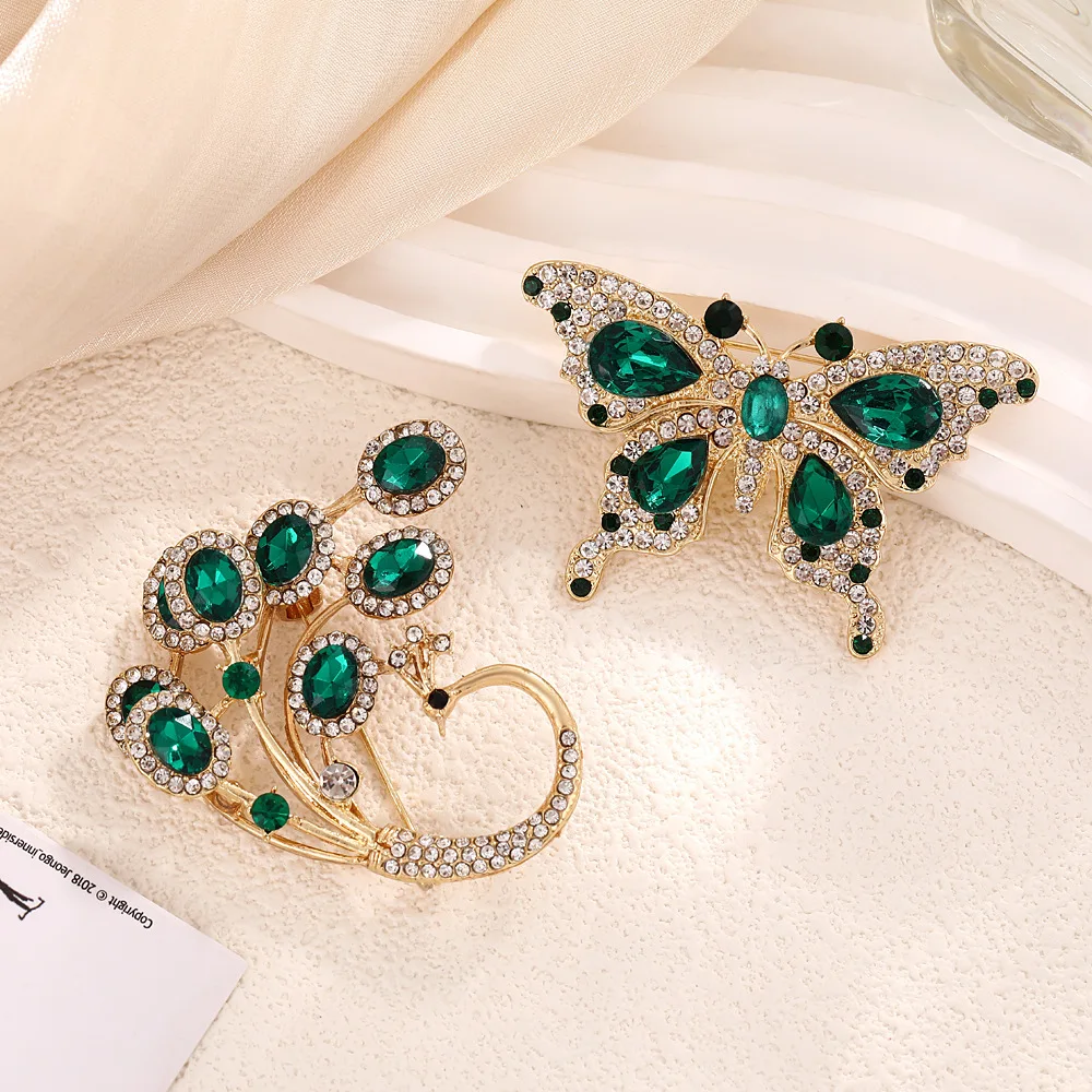 2PC set temperament butterfly brooch French retro full crystal peacock corsage girl anti-light clothing and accessories
2PC set temperament butterfly brooch French retro full crystal peacock corsage girl anti-light clothing and accessories