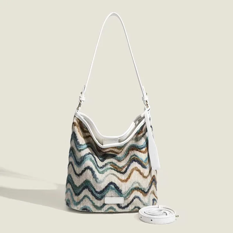 New Niche Designer Luxury Retro Bohemian Style Contrasting Color Bucket Women's Exquisite Versatile Sea Salt Spray Shoulder Bag
New Niche Designer Luxury Retro Bohemian Style Contrasting Color Bucket Women's Exquisite Versatile Sea Salt Spray Shoulder Bag