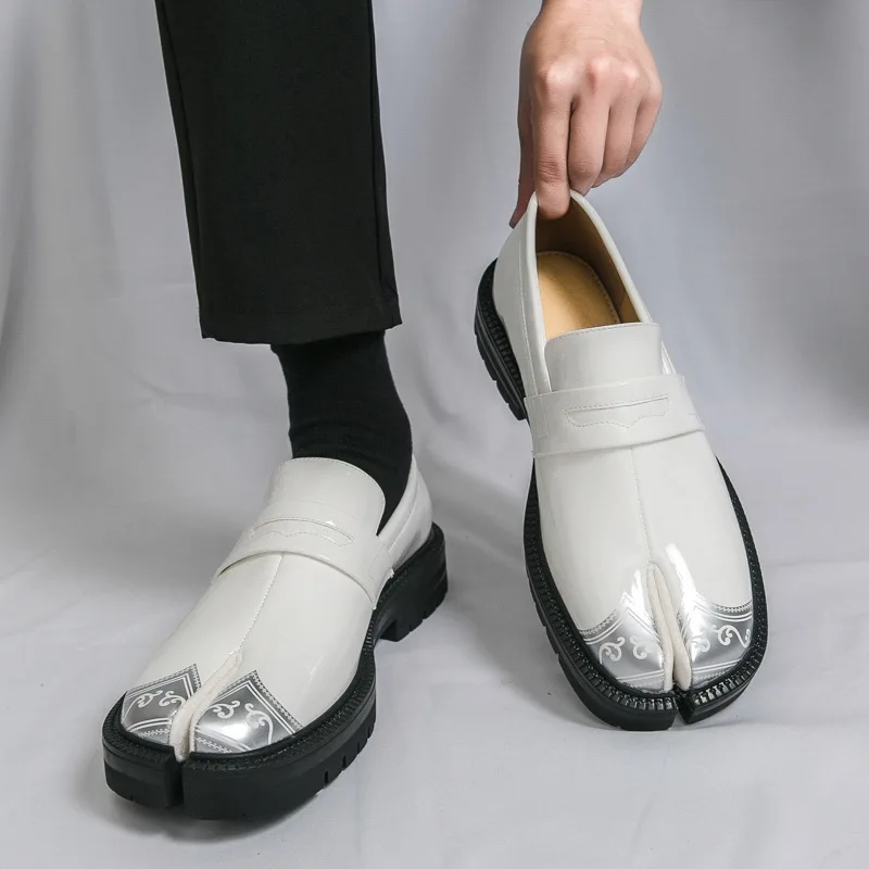 High-end Designer Split Toe Tabi Men's Sneakers and Casual Shoes Fashion Retro Leather Slip-On Loafers Men Shoes Tenis Masculino
High-end Designer Split Toe Tabi Men's Sneakers and Casual Shoes Fashion Retro Leather Slip-On Loafers Men Shoes Tenis Masculino