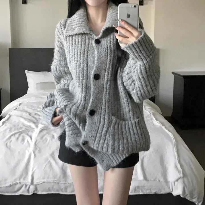 Стильный уютный кардиган с высоким воротником, свободный, мягкий, утолщенный, вязаный топ для женщин, осенне-зимний, в корейском стиле
Стильный уютный кардиган с высоким воротником, свободный, мягкий, утолщенный, вязаный топ для женщин, осенне-зимний, в корейском стиле