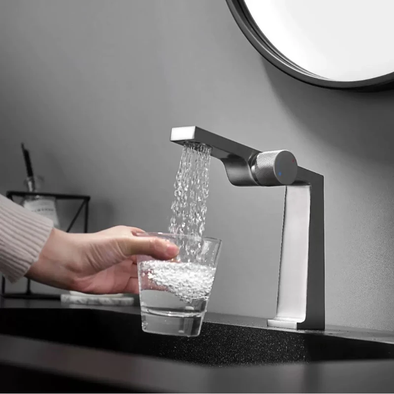 Латунный черный смеситель для ванной комнаты с минималистским современным дизайном, керамический сердечник клапана, смеситель для раковины с одним отверстием для горячей и холодной воды
Латунный черный смеситель для ванной комнаты с минималистским современным дизайном, керамический сердечник клапана, смеситель для раковины с одним отверстием для горячей и холодной воды