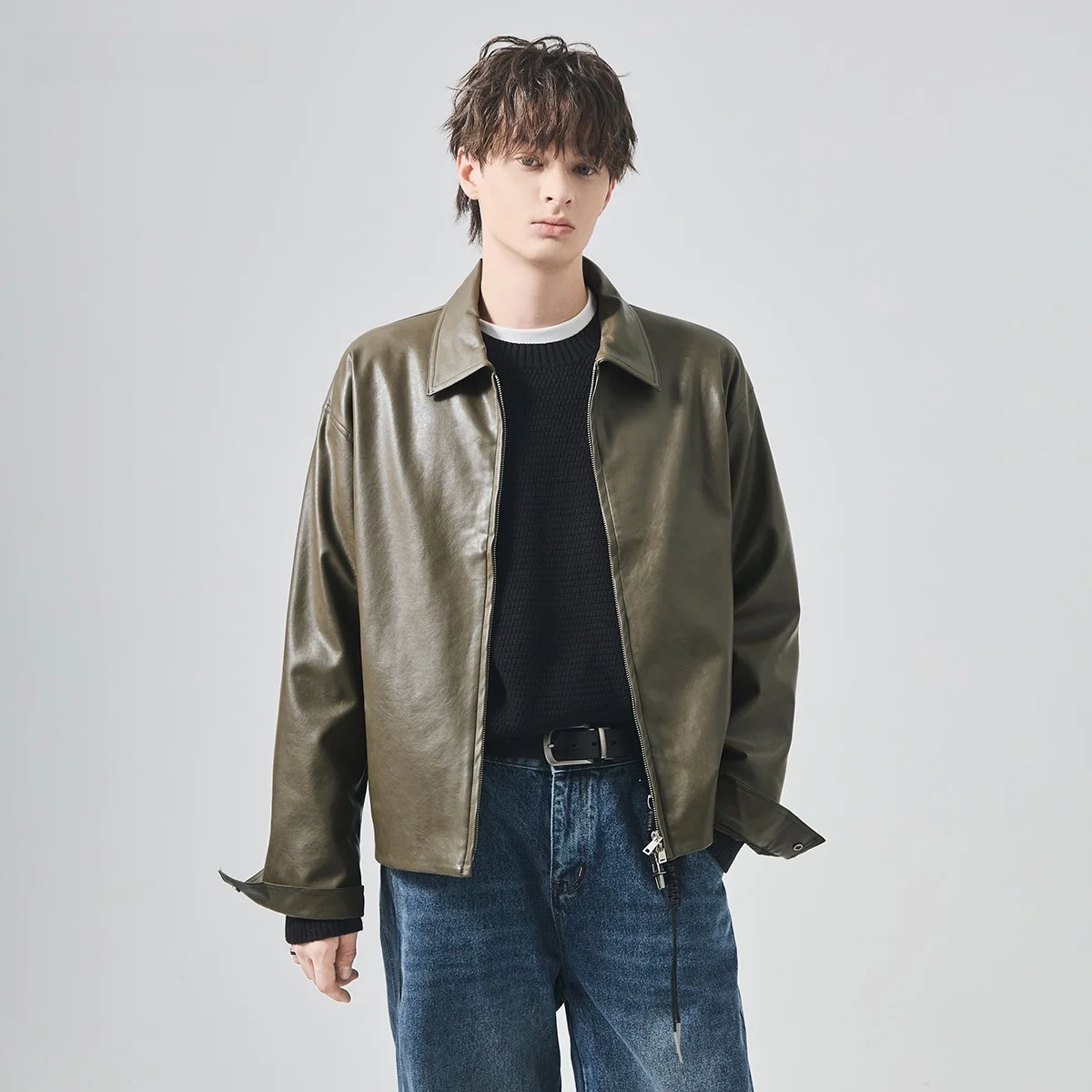 Мужская повседневная кожаная куртка из ПУ, свободного кроя, в американском стиле, с воротником, ветрозащитная, длинная, модная, для осени и зимы
Мужская повседневная кожаная куртка из ПУ, свободного кроя, в американском стиле, с воротником, ветрозащитная, длинная, модная, для осени и зимы