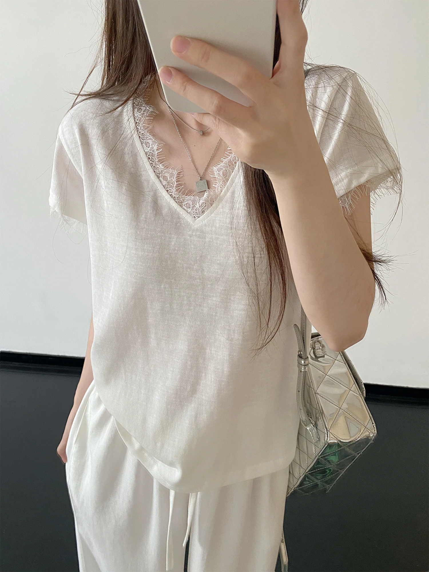 SunYeo Women's Short Sleeve T-Shirt V-Neck Lace Trim Regular Fit Summer New Style White Unique Beautiful Top
SunYeo Women's Short Sleeve T-Shirt V-Neck Lace Trim Regular Fit Summer New Style White Unique Beautiful Top