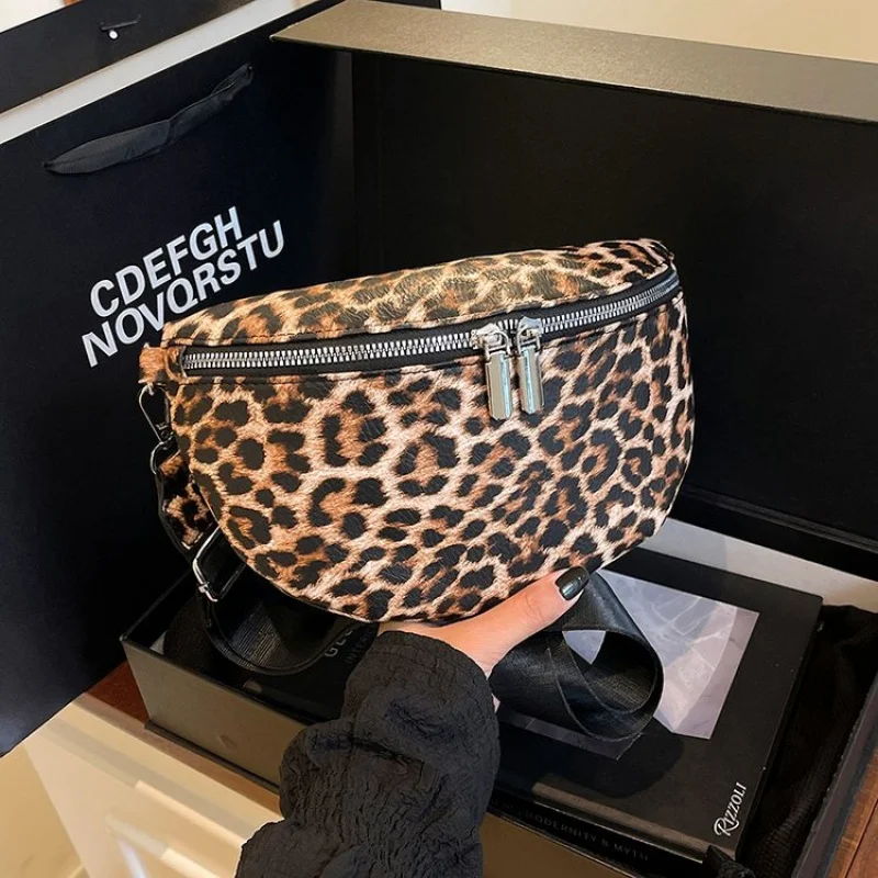 Элегантная женская сумка с клапаном с поворотным замком, надежной застежкой и гладкой кожей премиум-класса
Элегантная женская сумка с клапаном с поворотным замком, надежной застежкой и гладкой кожей премиум-класса