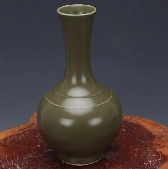 Antique decorative porcelain vase with tea-dust glaze from the Qing Dynasty for appreciation
Antique decorative porcelain vase with tea-dust glaze from the Qing Dynasty for appreciation