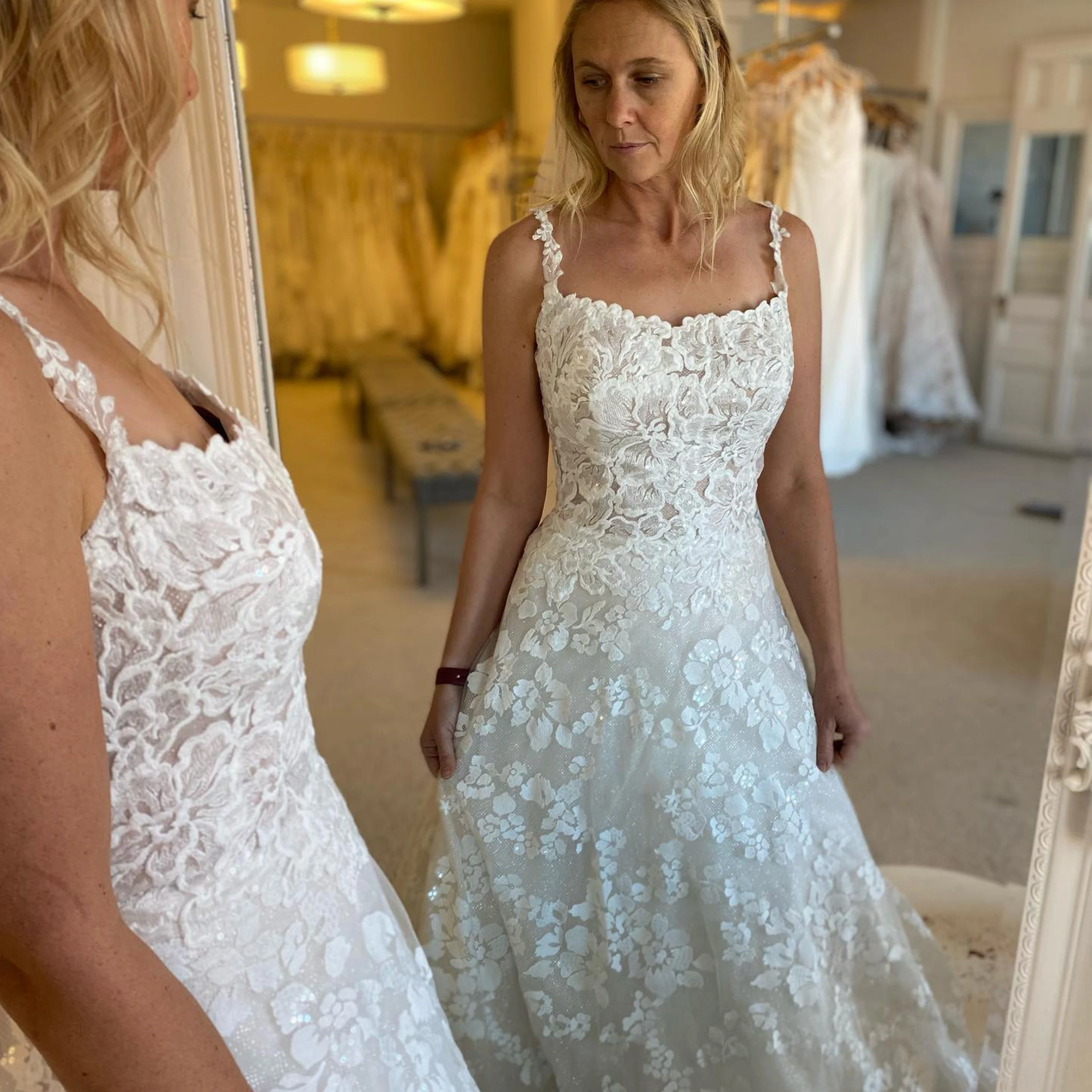 Lace Appliques Wedding Dress Square Collar Sleeveless A Line Bride Dress Spaghetti Strap Bridal Gown vestido de novia Customized
Lace Appliques Wedding Dress Square Collar Sleeveless A Line Bride Dress Spaghetti Strap Bridal Gown vestido de novia Customized