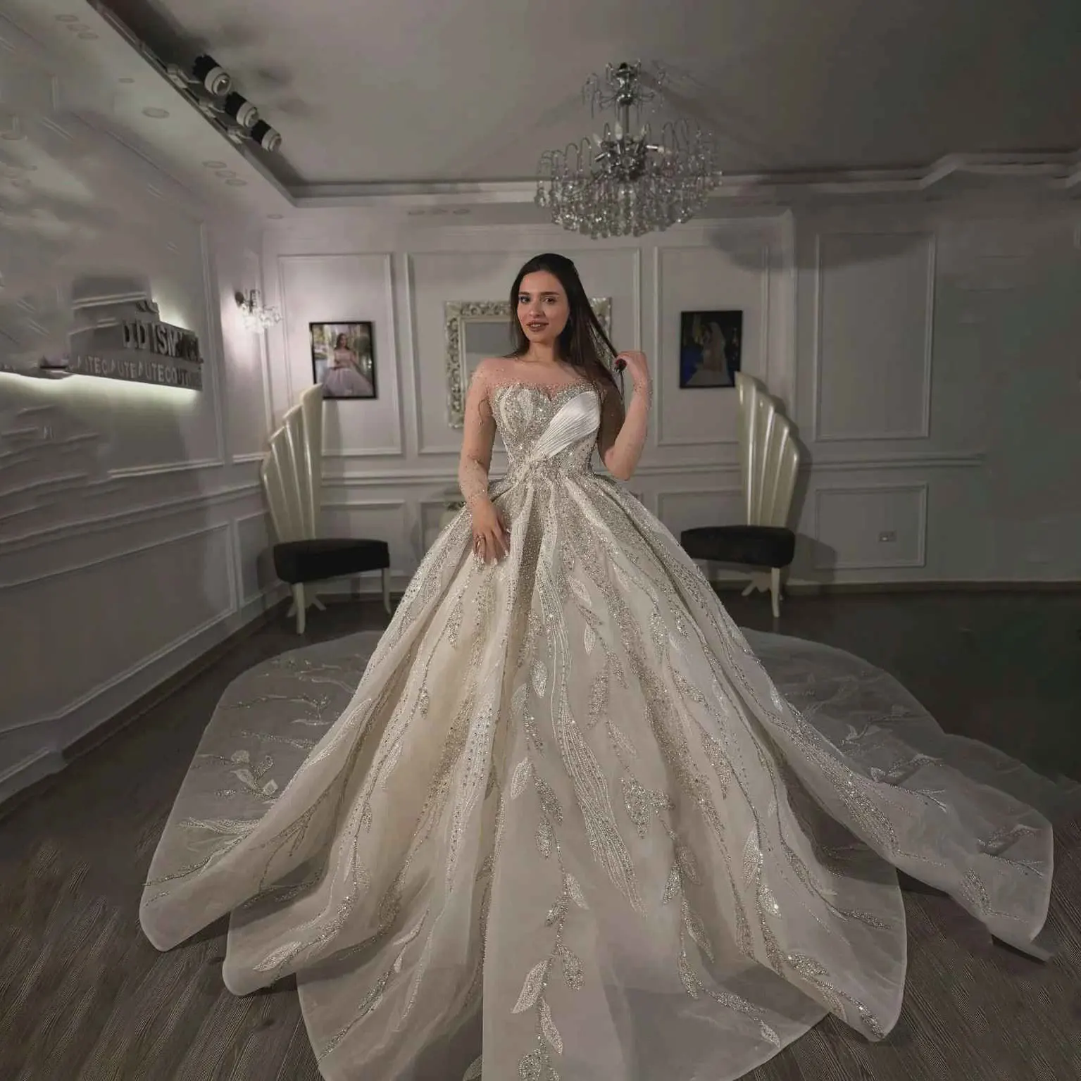 Luxury Court Wedding Dress New O-Neck Shine Crystal Bridal Dress Brush Train Gowns Robe Vestido De Noiva Plus Size Customized
Luxury Court Wedding Dress New O-Neck Shine Crystal Bridal Dress Brush Train Gowns Robe Vestido De Noiva Plus Size Customized