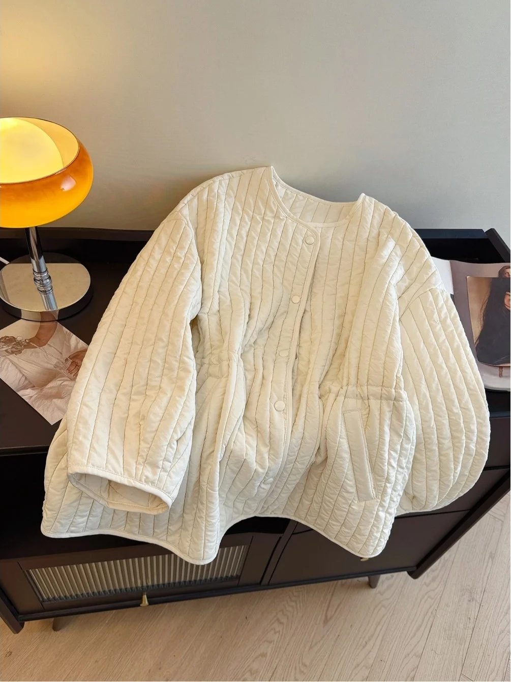 Утягивающий хлопковый тюртин, женский зимний повседневный теплый легкий открытый кардиган с вышивкой на талии, модное хлопковое пальто
Утягивающий хлопковый тюртин, женский зимний повседневный теплый легкий открытый кардиган с вышивкой на талии, модное хлопковое пальто