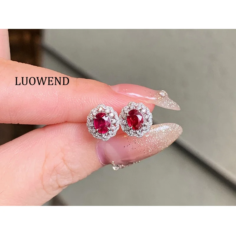 LUOWEND 100% 18K White Gold Earrings Vintage Palace Style Shiny Diamond Natural Ruby Stud Earrings for Women Wedding Jewelry
LUOWEND 100% 18K White Gold Earrings Vintage Palace Style Shiny Diamond Natural Ruby Stud Earrings for Women Wedding Jewelry