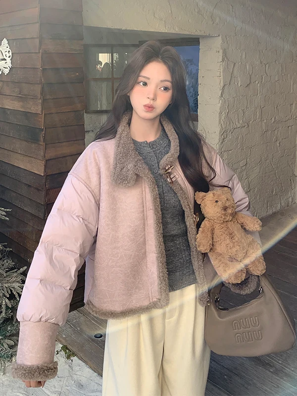 Фиолетовая женская короткая пуховая куртка из кожи и меха, теплая и стильная зимняя верхняя одежда для повседневной носки, свободного кроя, белая.
Фиолетовая женская короткая пуховая куртка из кожи и меха, теплая и стильная зимняя верхняя одежда для повседневной носки, свободного кроя, белая.