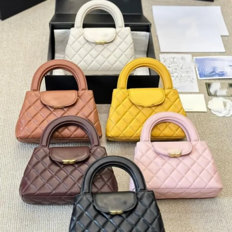 Veal k Leather Designer Womens Shoulder Bag Leather Ribbed Gold Hardware Metal Turn Lock Matelasse Chain SemiRound Handle Luxury
Veal k Leather Designer Womens Shoulder Bag Leather Ribbed Gold Hardware Metal Turn Lock Matelasse Chain SemiRound Handle Luxury