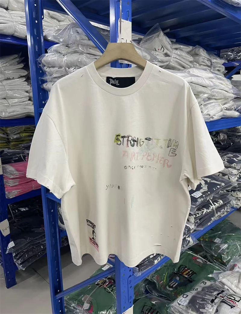 Новая винтажная текстурированная вязаная футболка ручной работы с принтом алфавита и граффити, повседневная уличная универсальная хлопковая футболка с короткими рукавами большого размера
Новая винтажная текстурированная вязаная футболка ручной работы с принтом алфавита и граффити, повседневная уличная универсальная хлопковая футболка с короткими рукавами большого размера