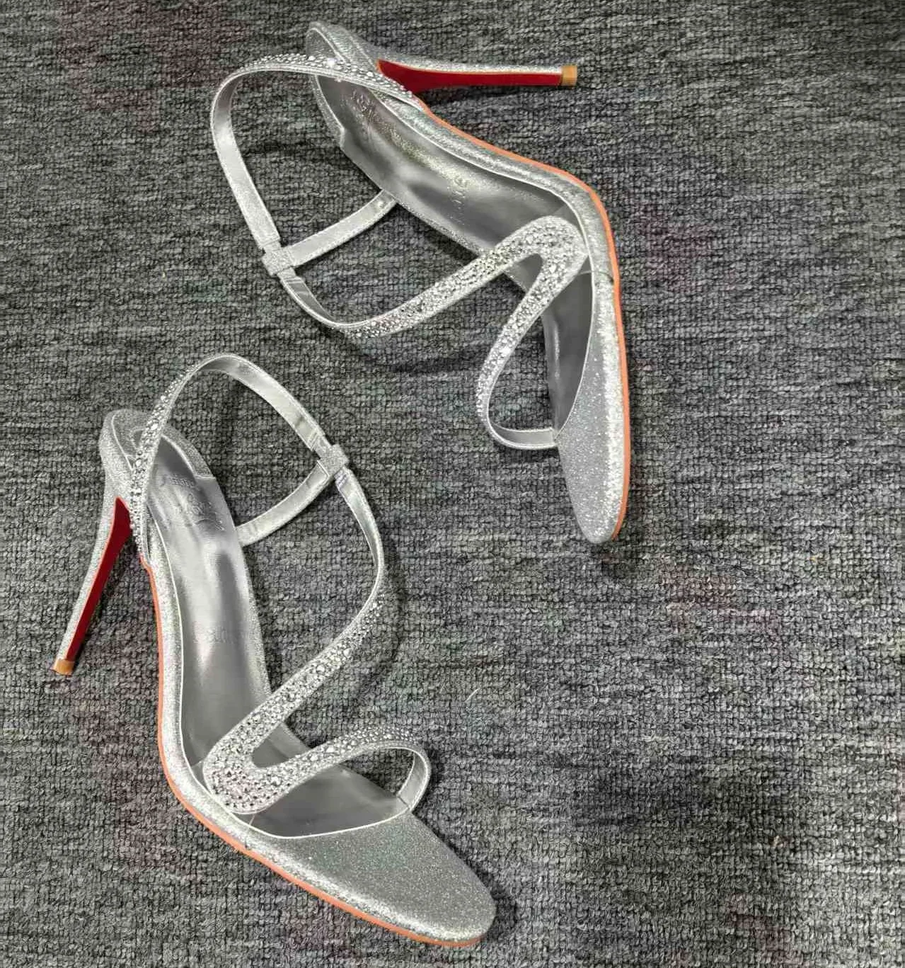 Red Sole Wedding Luxury Quality Women's Shoes Party Banquet Sexy Fashion Rhinestones Strap Sandals Female Stiletto High Heels
Red Sole Wedding Luxury Quality Women's Shoes Party Banquet Sexy Fashion Rhinestones Strap Sandals Female Stiletto High Heels