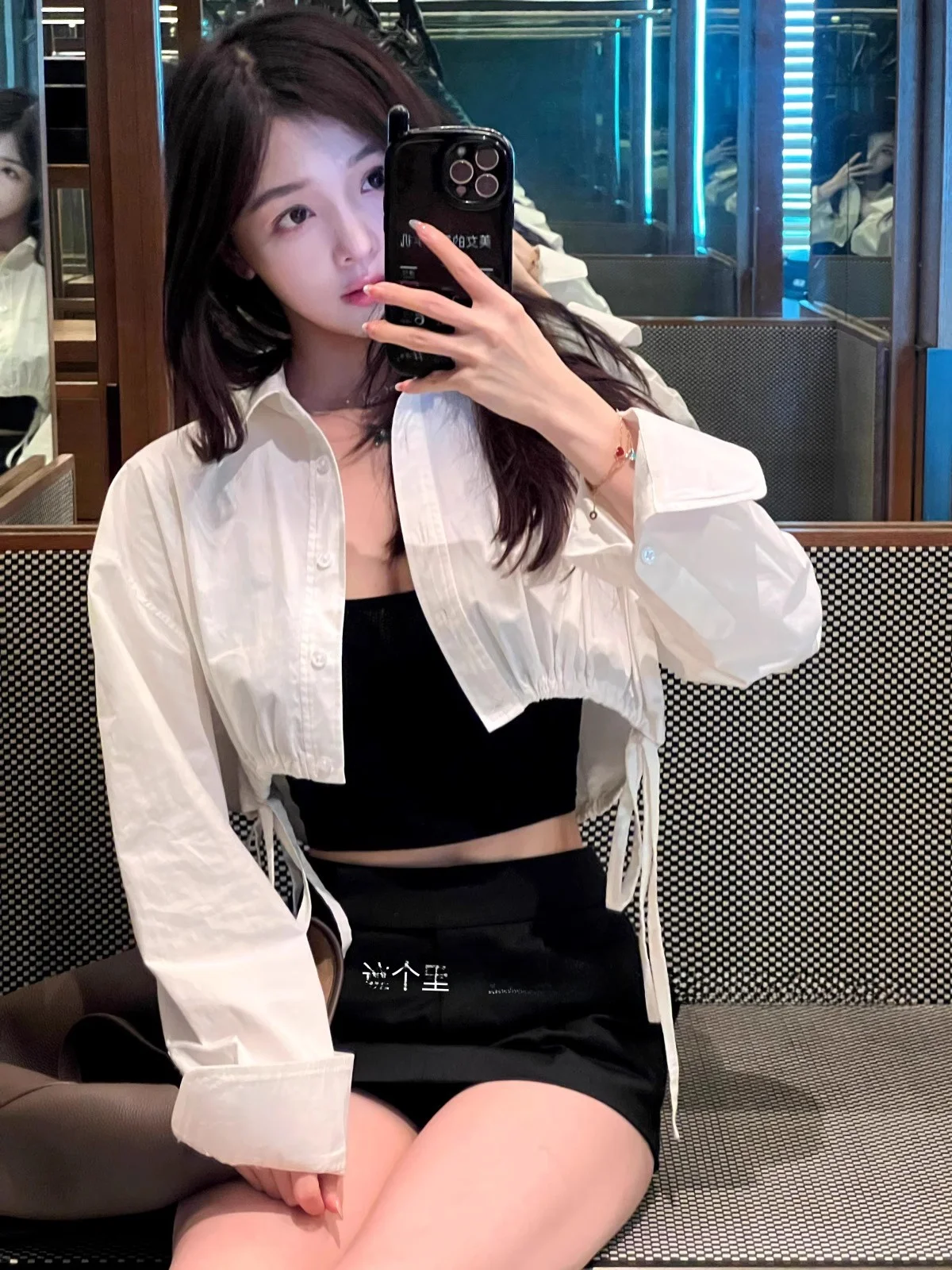 Классическая черно-белая женская рубашка с высокой талией, коротким рукавом, воротником, длинным рукавом, свободного кроя, из хлопка
Классическая черно-белая женская рубашка с высокой талией, коротким рукавом, воротником, длинным рукавом, свободного кроя, из хлопка