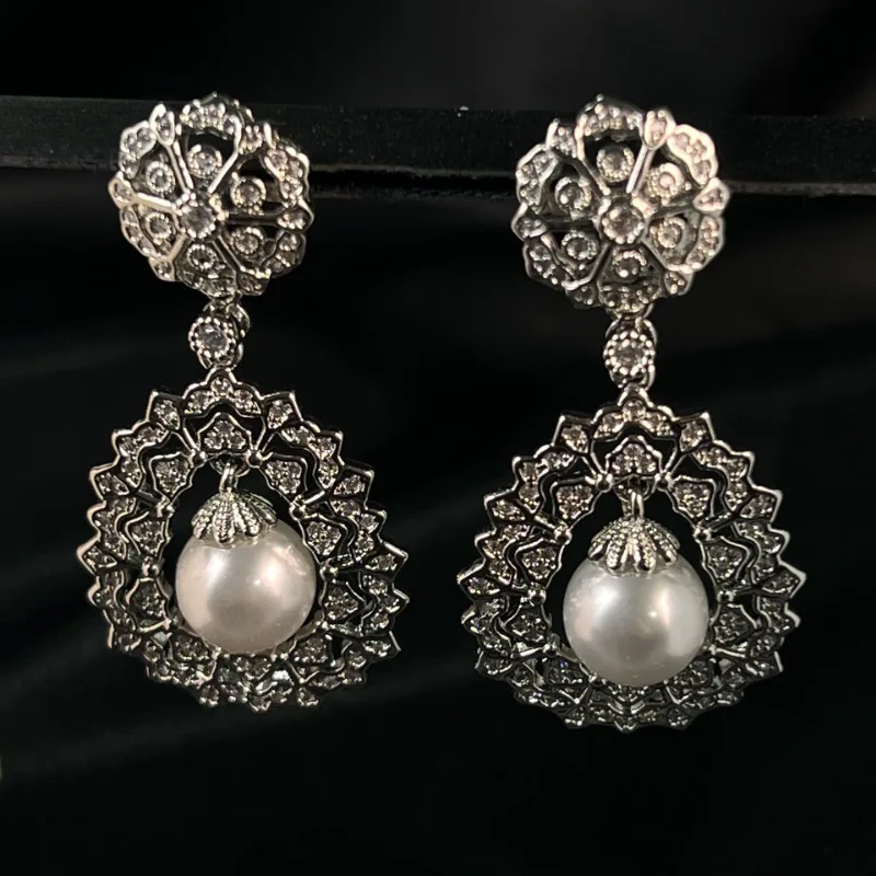 【Phantom of Time】French Openwork Pattern Elegant and Versatile High-end Earrings Niche Temperament Light Luxury Stud Ear
【Phantom of Time】French Openwork Pattern Elegant and Versatile High-end Earrings Niche Temperament Light Luxury Stud Ear