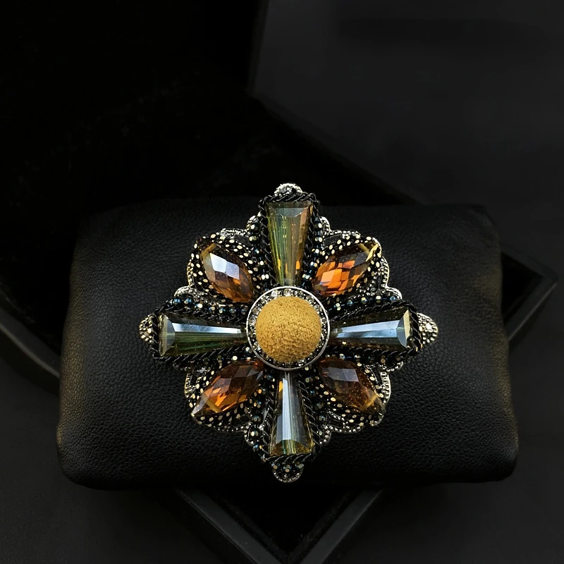 Retro Exquisite Large Brooch Women's Clear Badge Corsage High-End Pin Woolen Coat Accessories Square Shaped Jewelry Banquet Pins
Retro Exquisite Large Brooch Women's Clear Badge Corsage High-End Pin Woolen Coat Accessories Square Shaped Jewelry Banquet Pins