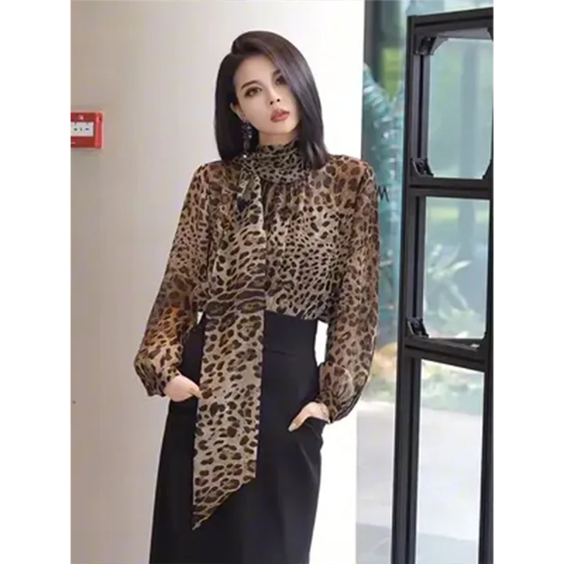 Elegant Leopard Print Top And Skirt Set High-End Feel Autumn Fashion Women's Long Sleeve Polyester Fiber Stand Collar Two-Pie...
Elegant Leopard Print Top And Skirt Set High-End Feel Autumn Fashion Women's Long Sleeve Polyester Fiber Stand Collar Two-Pie...
